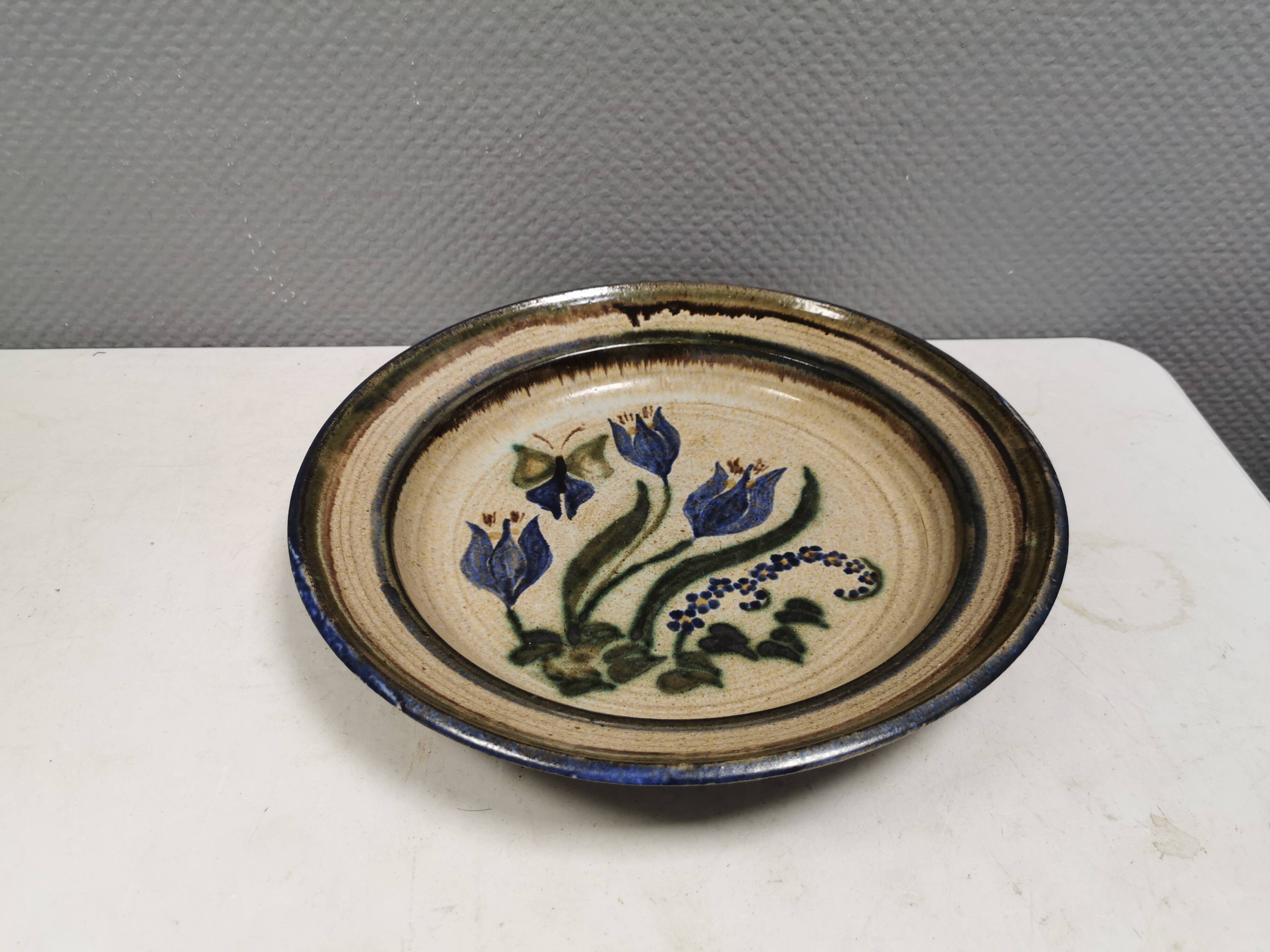 Large ceramic dish by Helge Jacobsen (HJ), Denmark, 1970s.