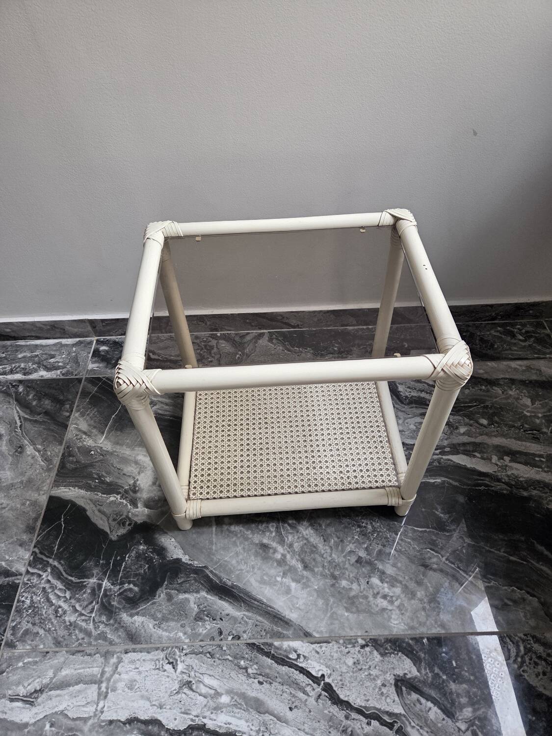 Table d'appoint en rotin et cannage avec plateau en verre teinté