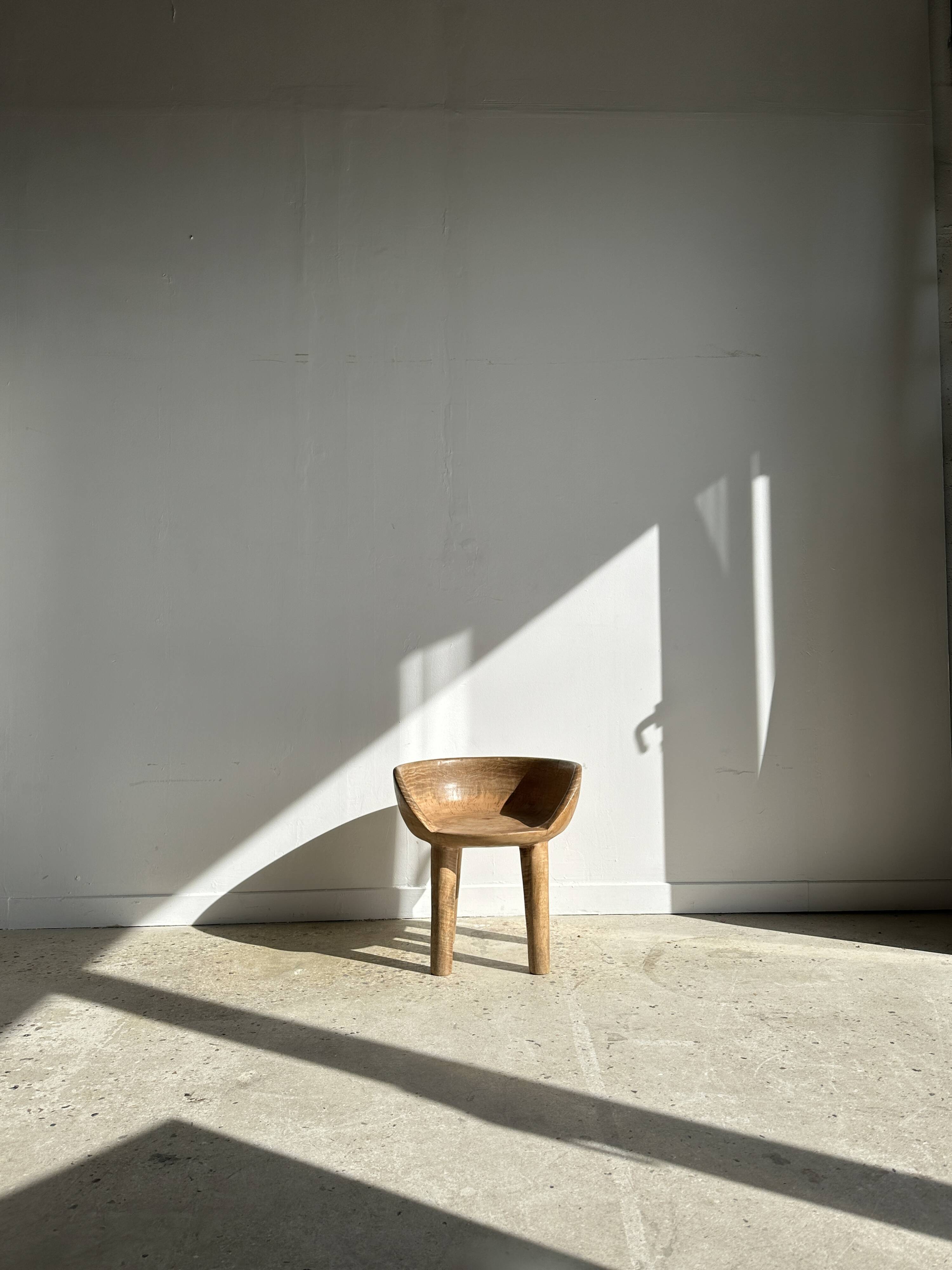 Quadripod chair with round seat and small back in natural monoxyl mango wood