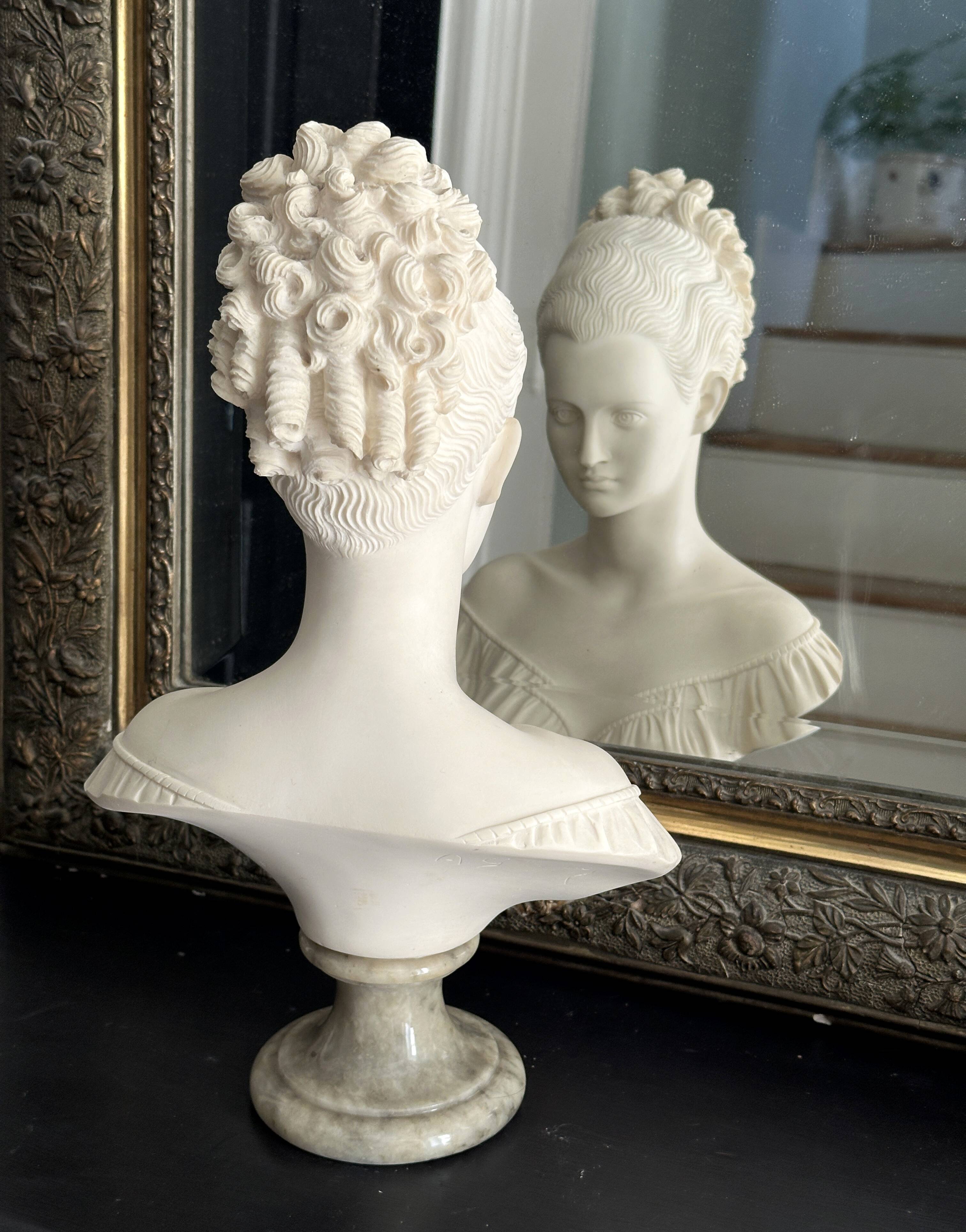 Statue Buste de Manon Lescaut albâtre socle marbre vert signé Giannelli
