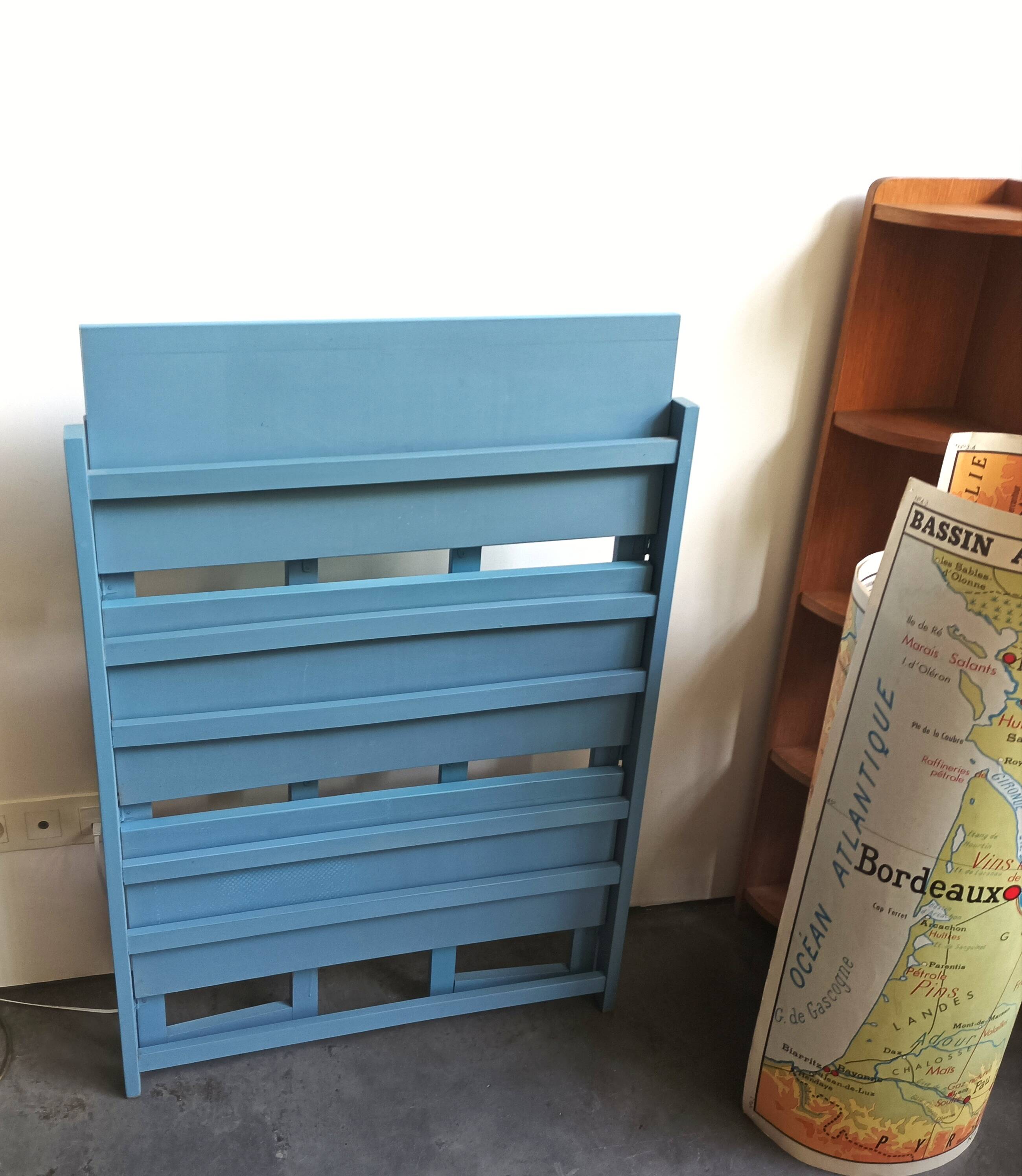 Folding bookseller's bookcase shelf