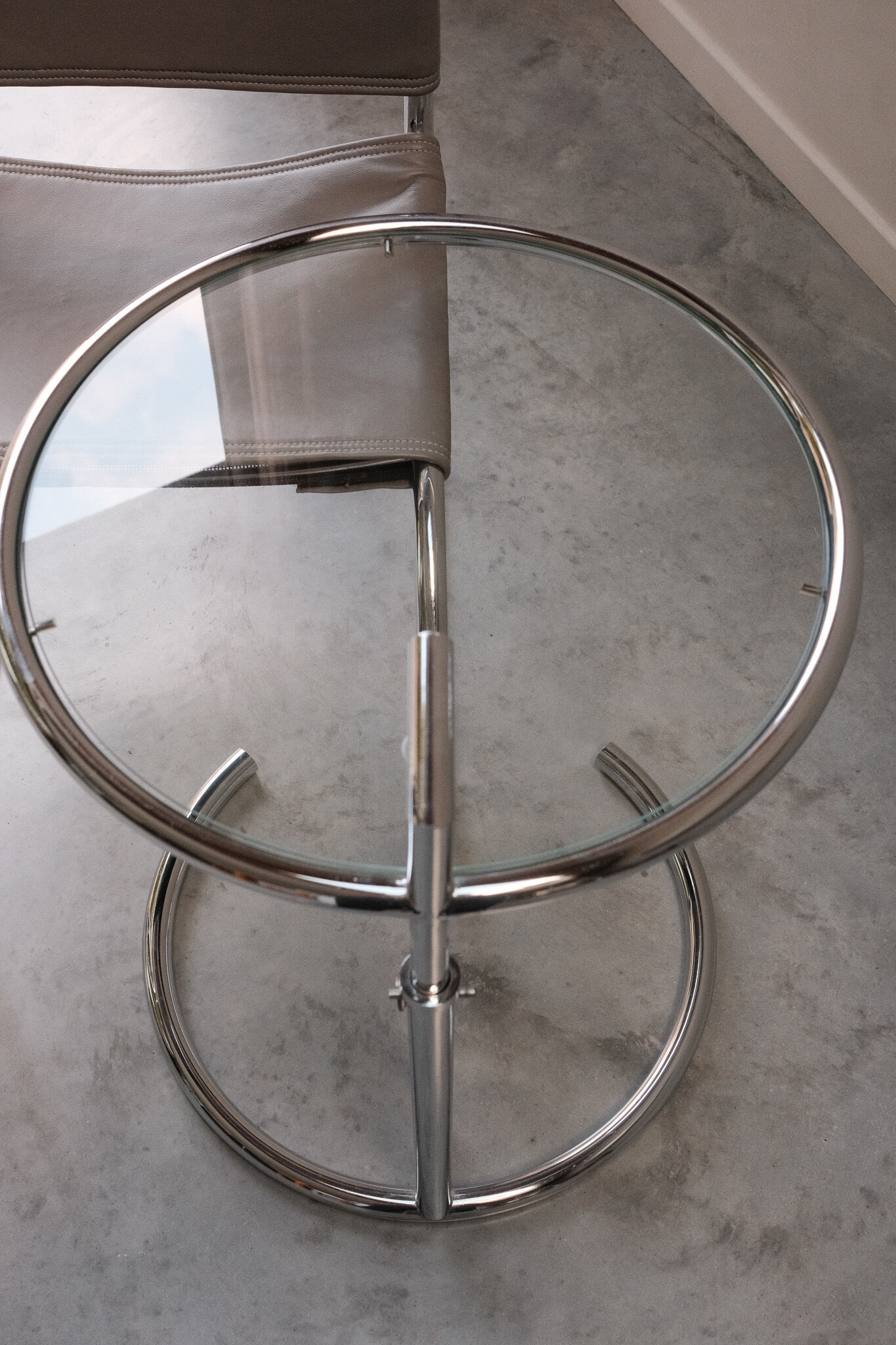 Fauteuil et table d'appoint (dans le style de Ludwig Mies van der Rohe et Eileen Gray)