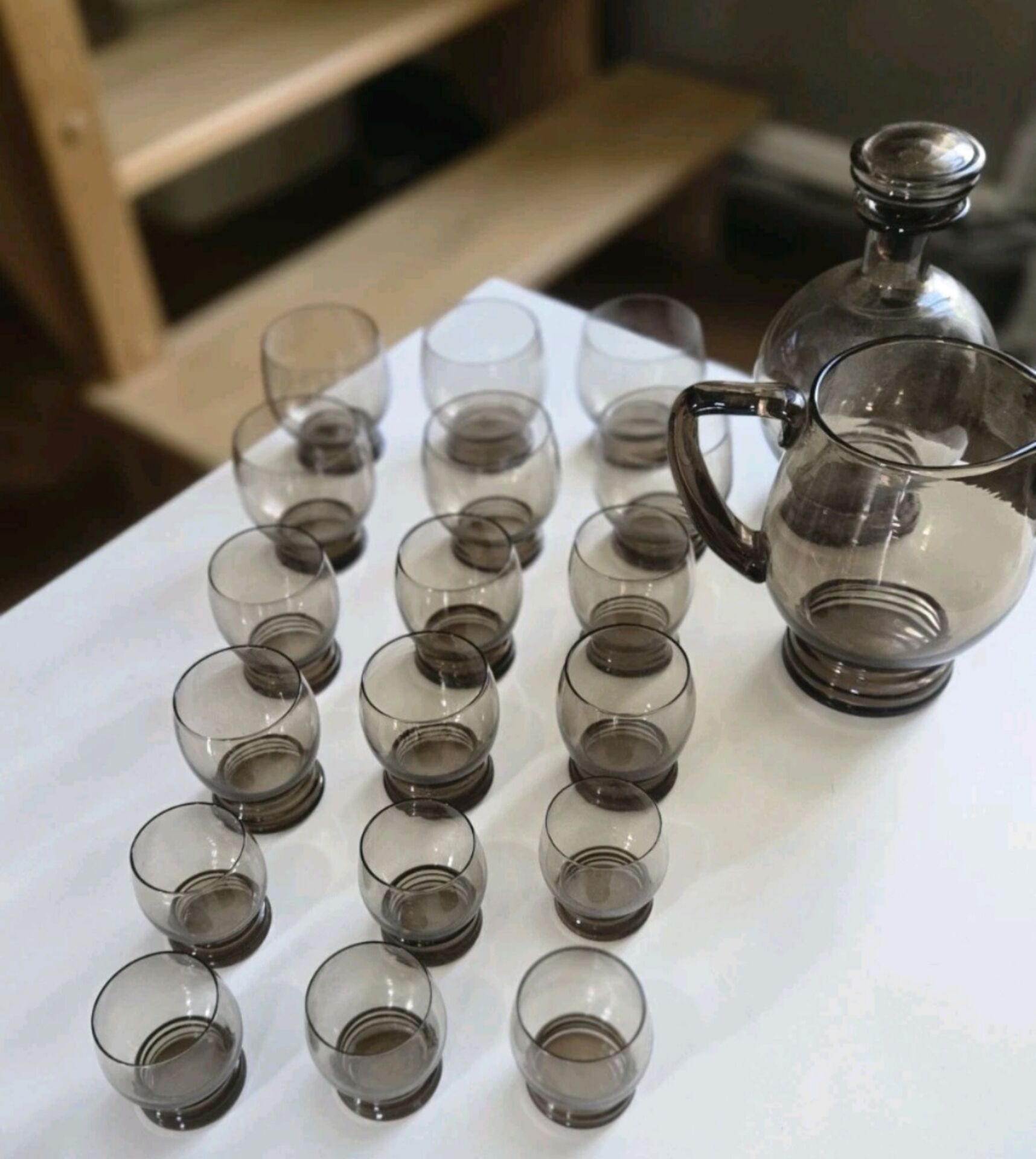 Magnificent Service of Tinted Glasses from the 50s-60s / 18 Glasses and 2 Jugs