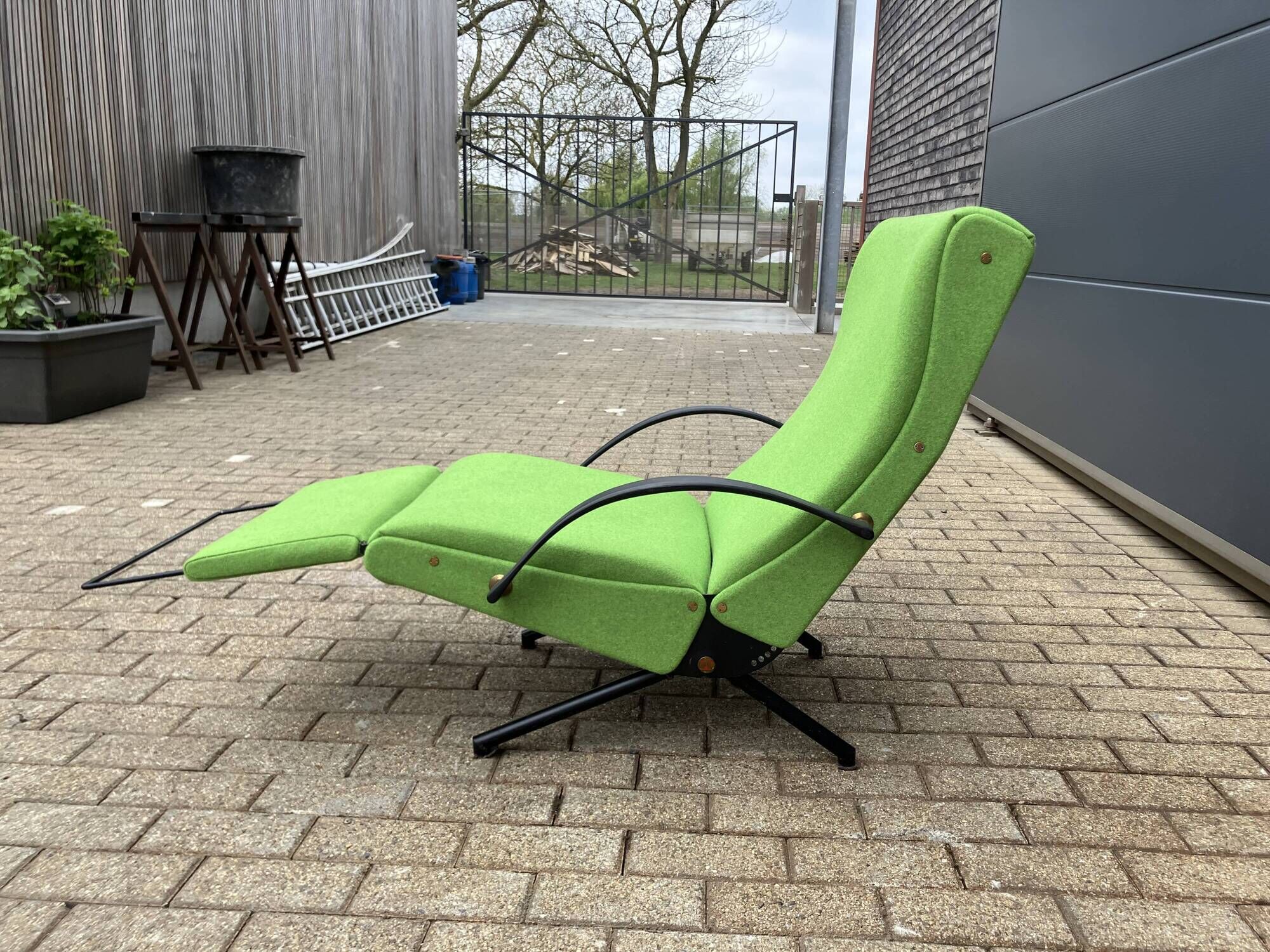 Tecno P40 lounge by Osvaldo Borsani 1st edition, terug in new state!