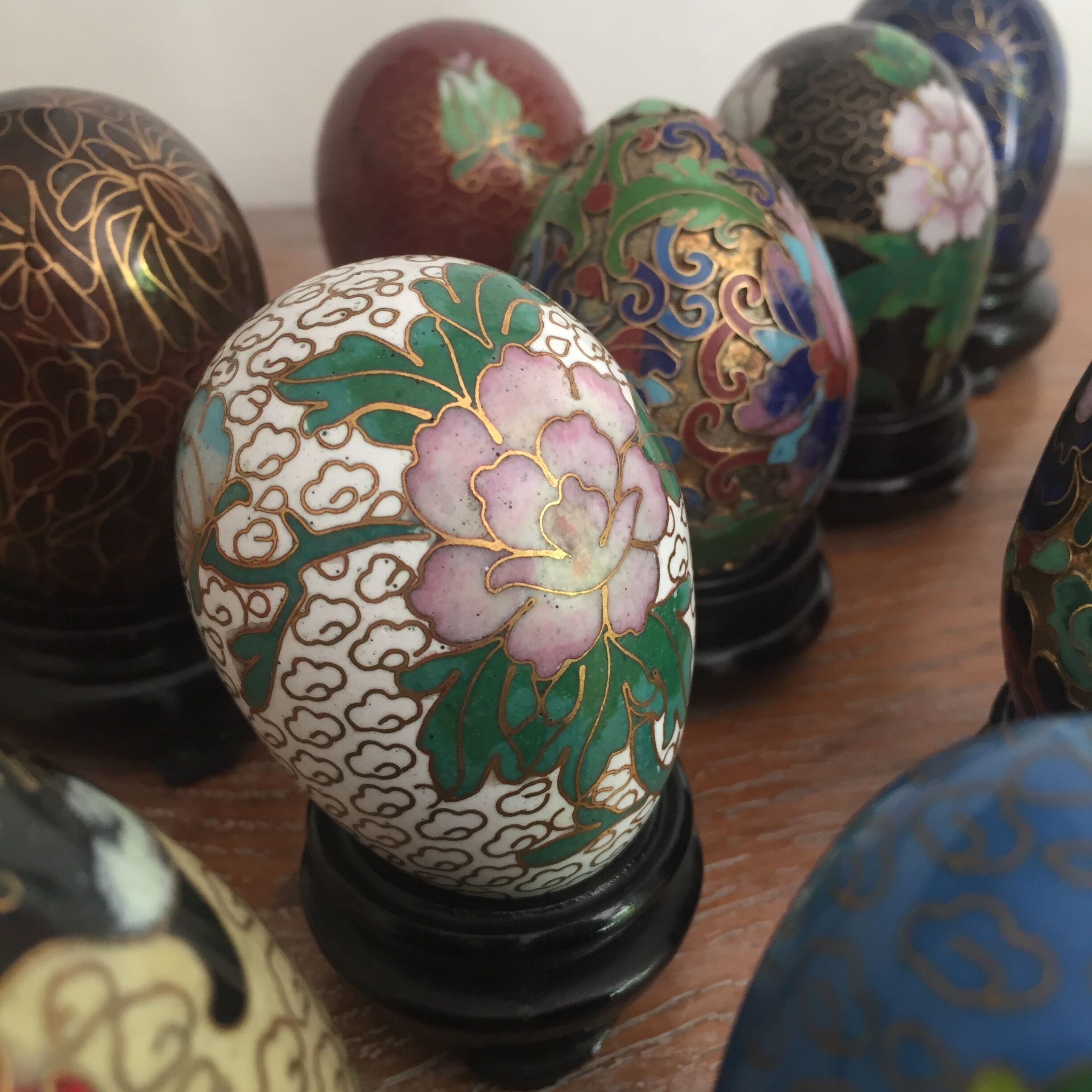 Batch of decorative partitioned eggs