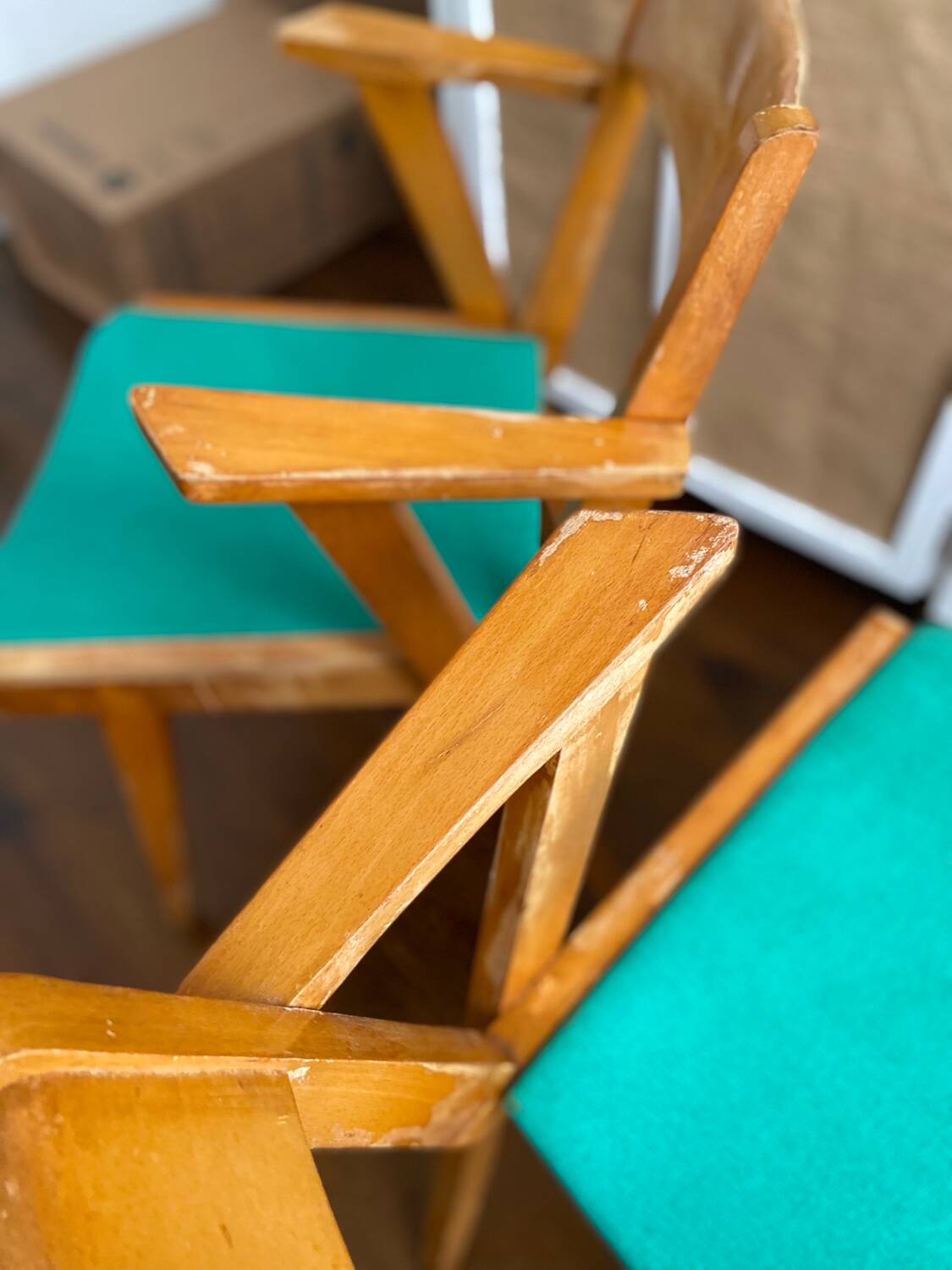 Lot de deux fauteuils Bridge Skaï pieds compas. Fauteuils scandinave vintage.