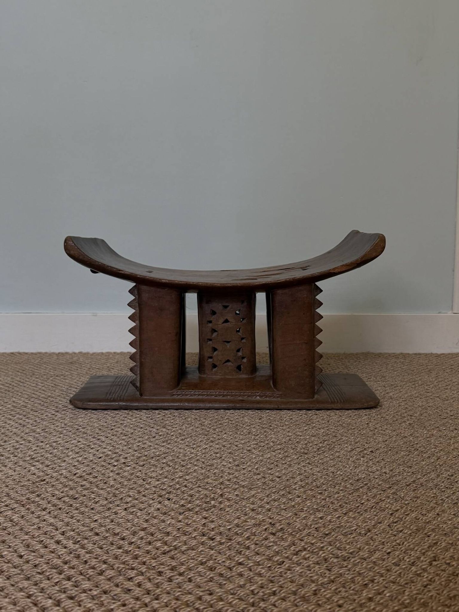 Tabouret Ashanti en bois sculpté – Ghana