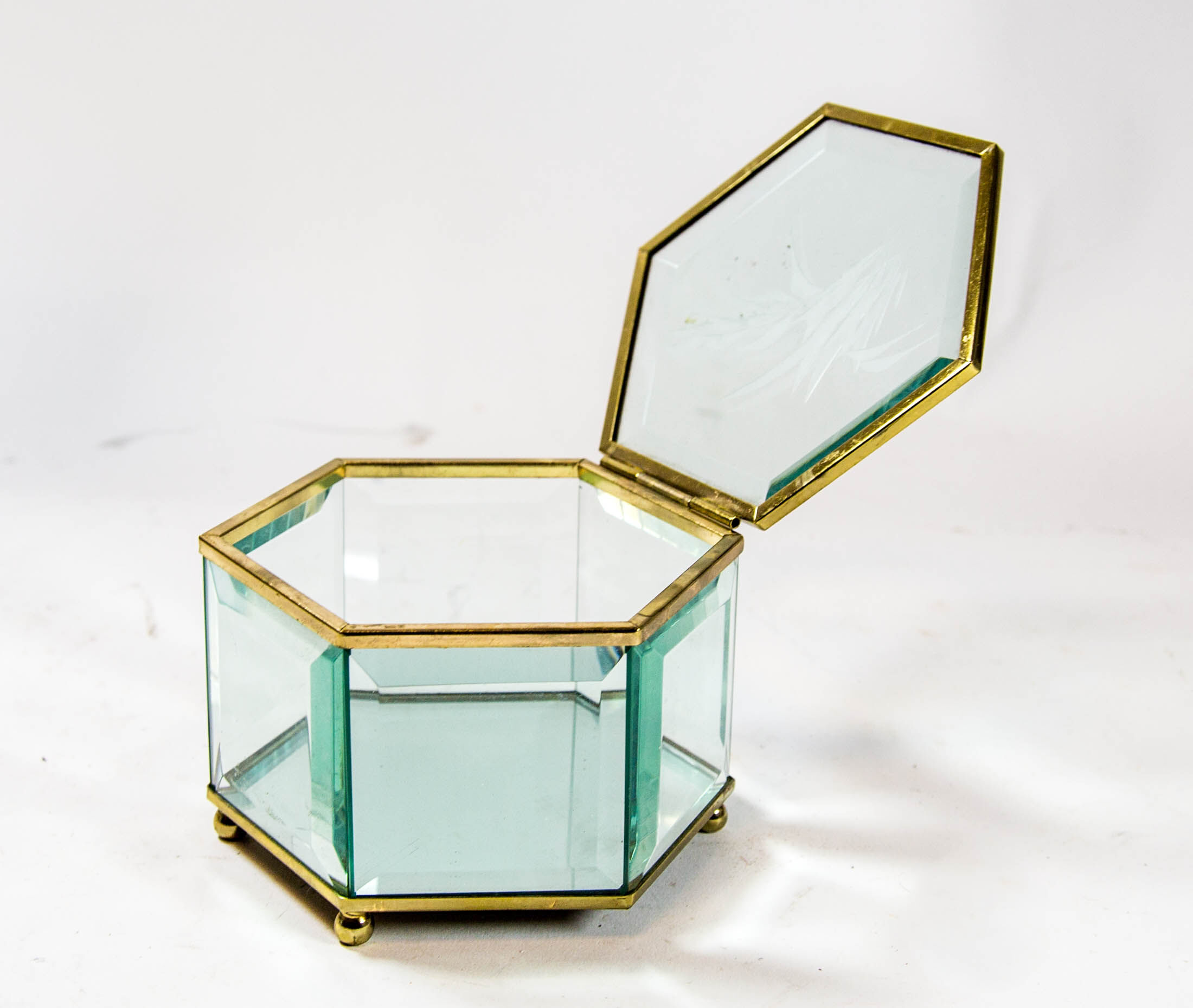 Boîte à bijoux vintage verre en laiton et à facettes conception hexagonale