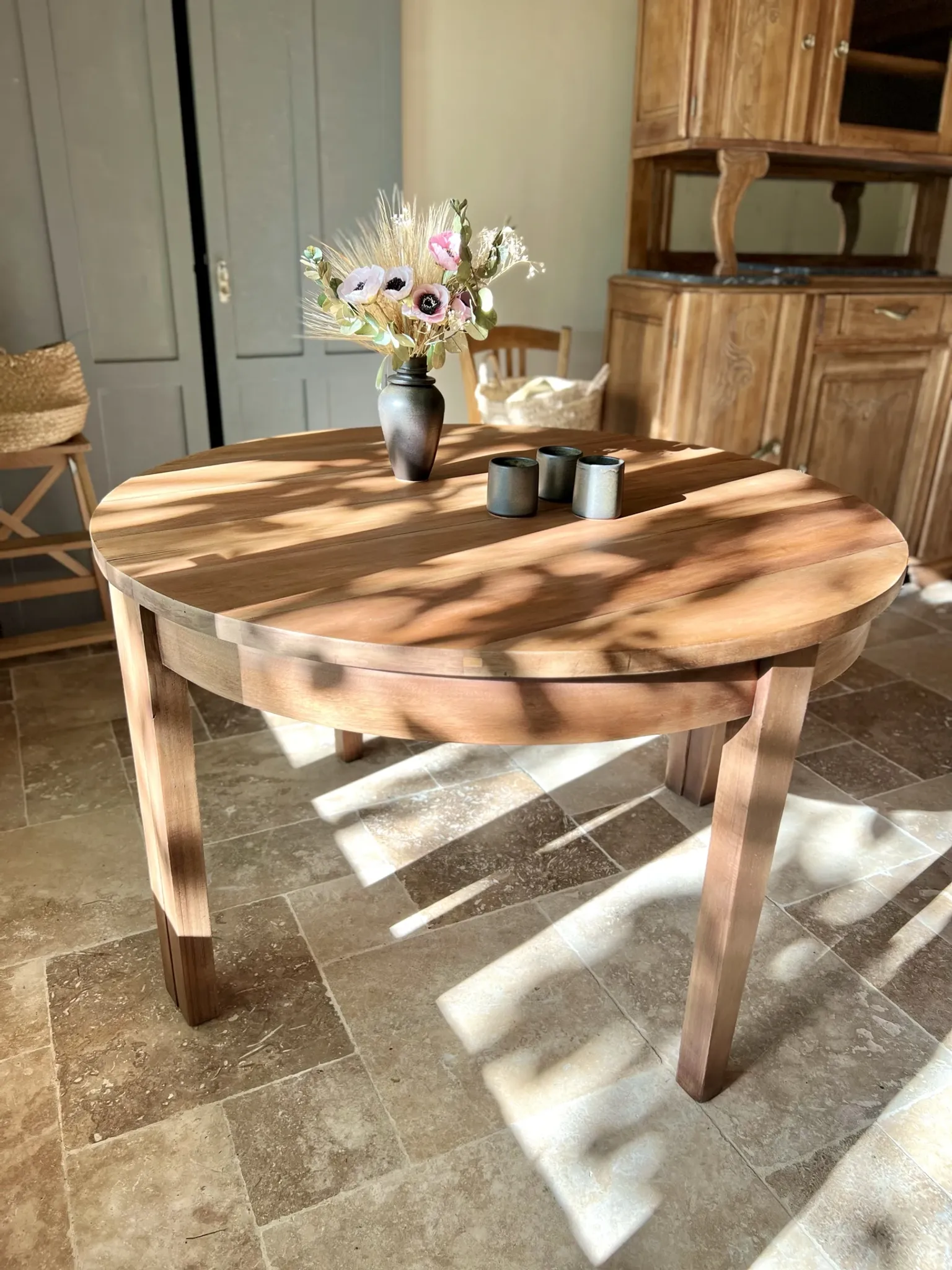 Extendable round table from the 1970s
