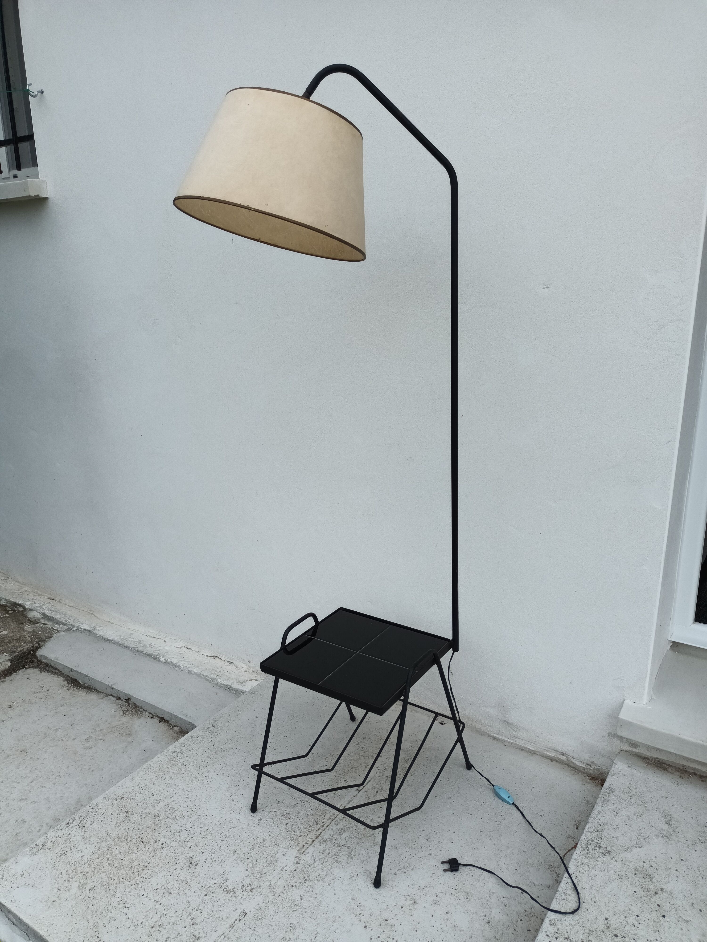Tablet floor lamp