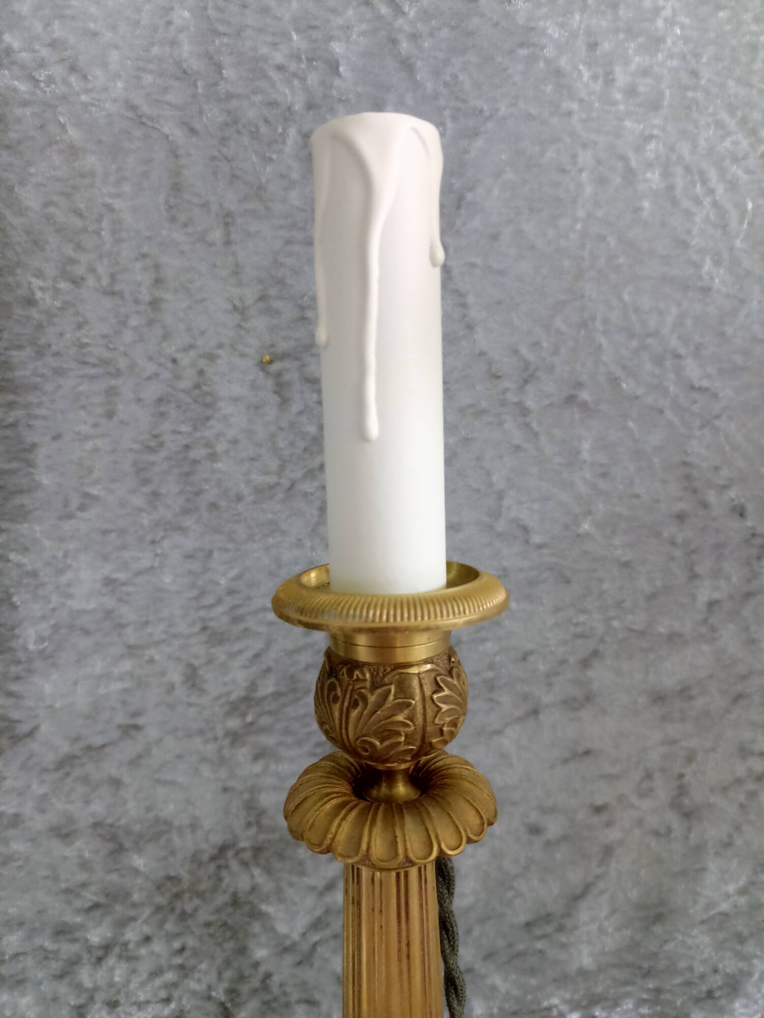 Paire de lampes bougeoirs en bronze ciselé