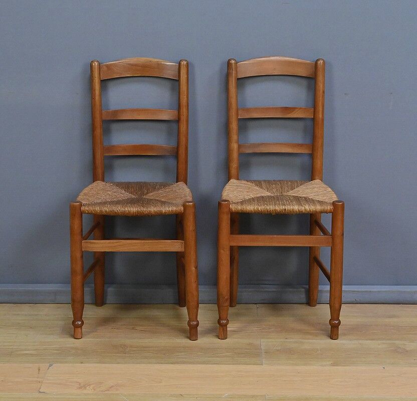 Pair of rush-seated chairs in cherry wood – late 19th century