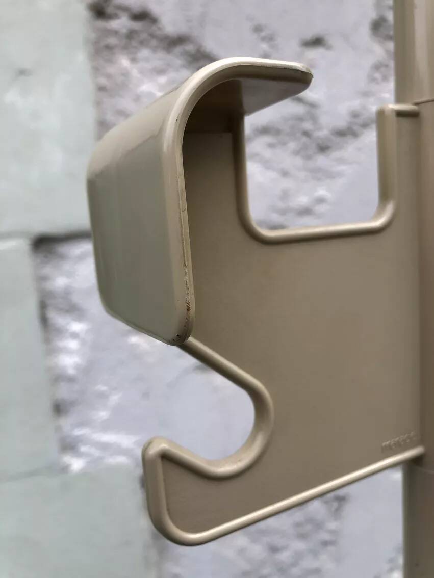 Porte-manteau beige et noir Manade de Jean-Pierre Vitrac