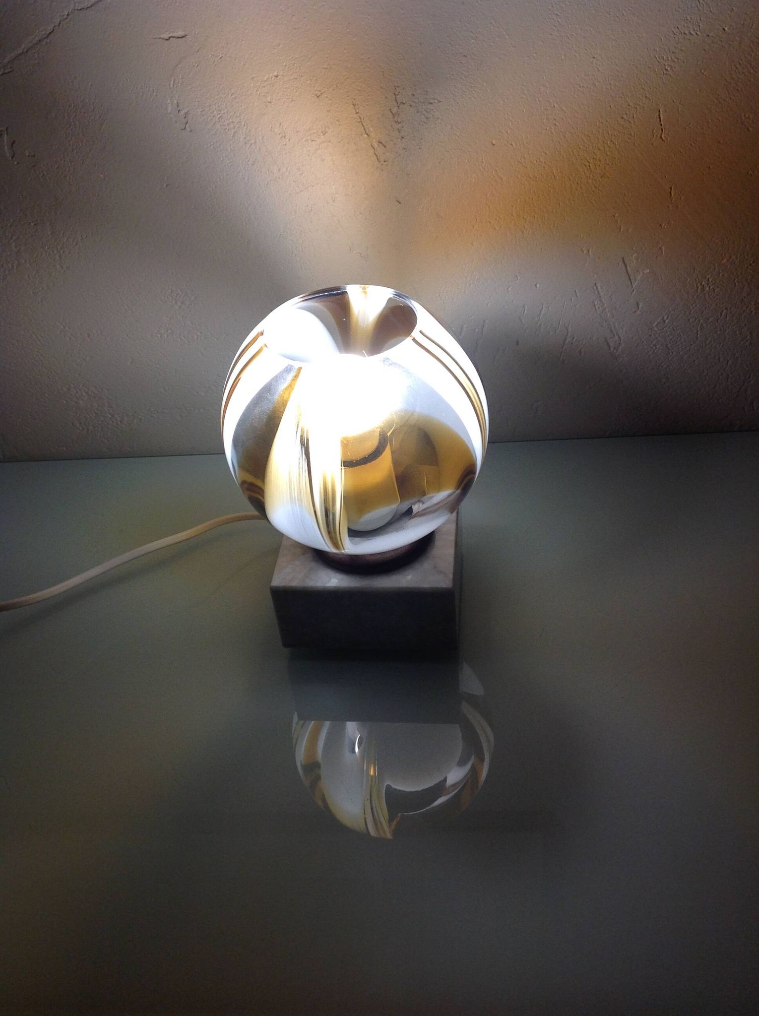 Lampe globe en verre polychrome sur socle marbre / vintage années 60-70