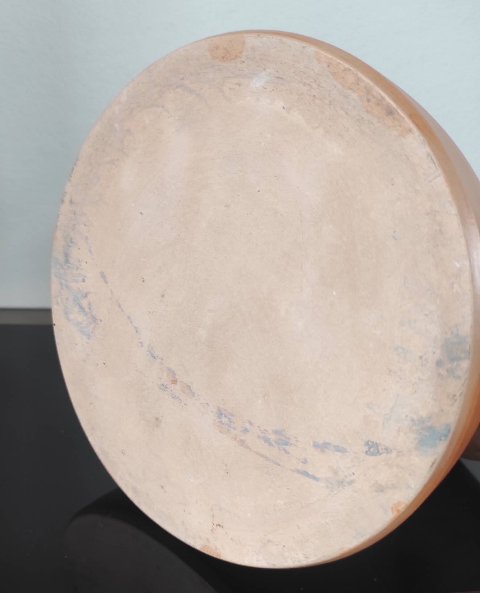 Vase dôme en terre cuite artisanale à frise peinte – Style Brutaliste