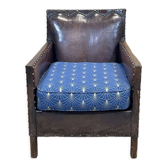 Fauteuil club époque art déco en cuir et coussin tissu