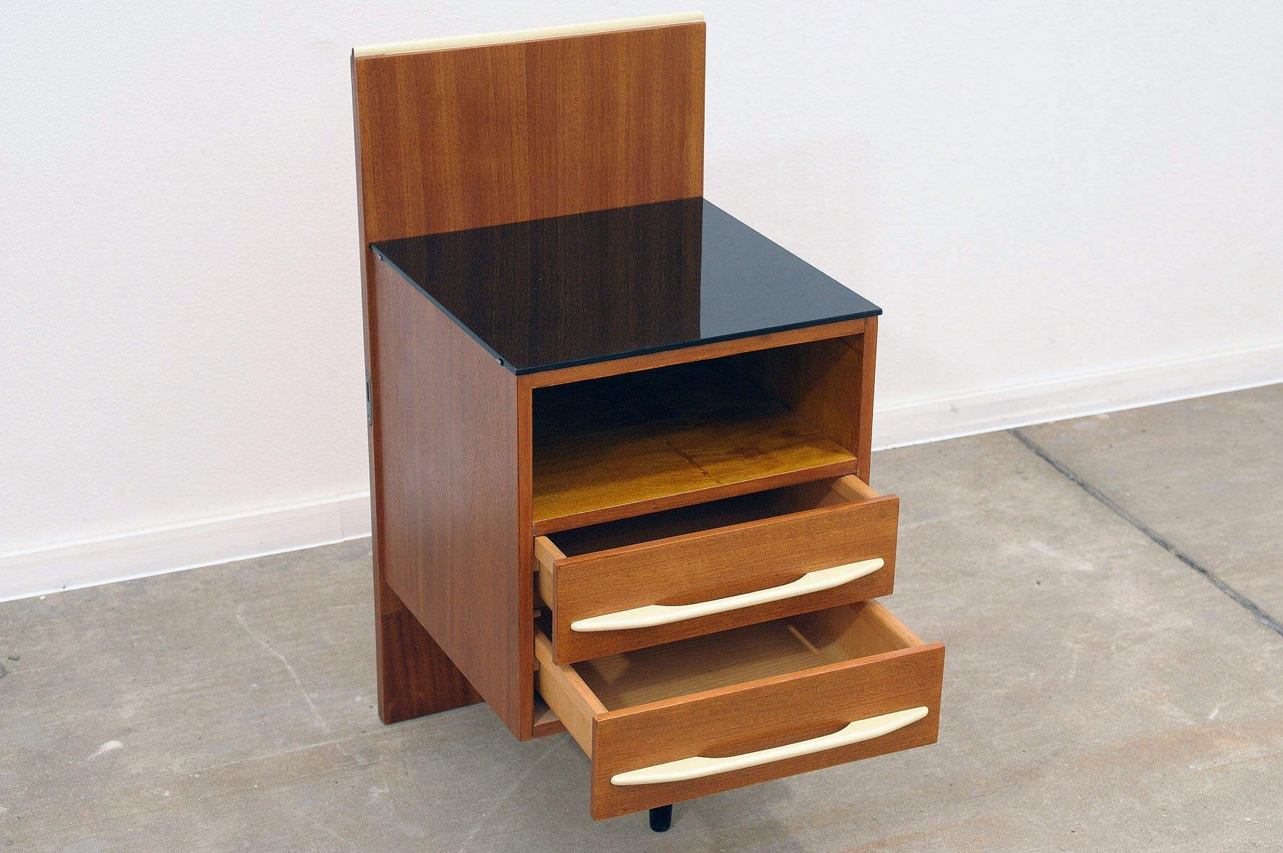 Table de chevet du milieu du siècle entièrement rénovée par Mojmír Požár, années 1960, Tchécoslovaquie