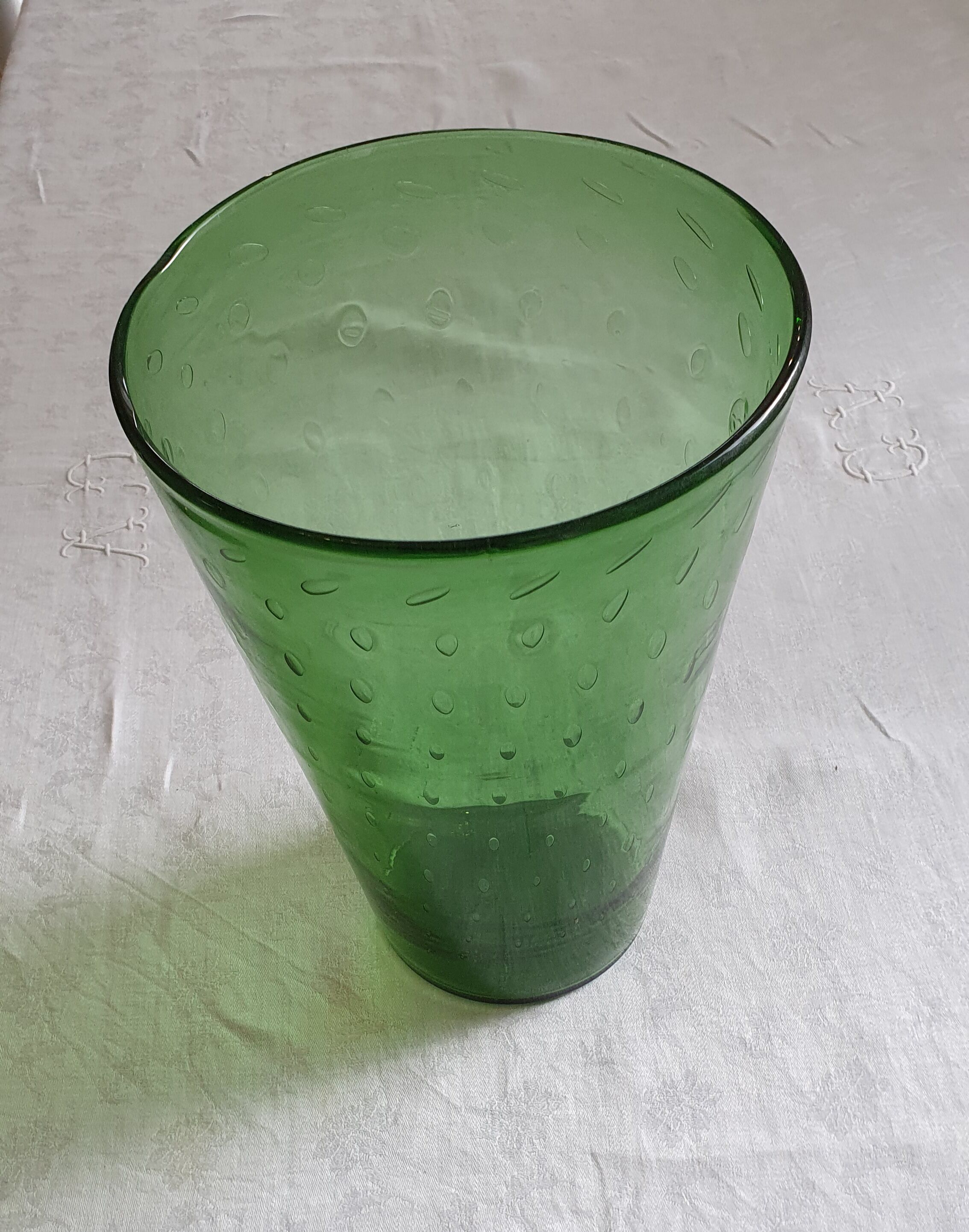 Vase en verre soufflé avec bulles