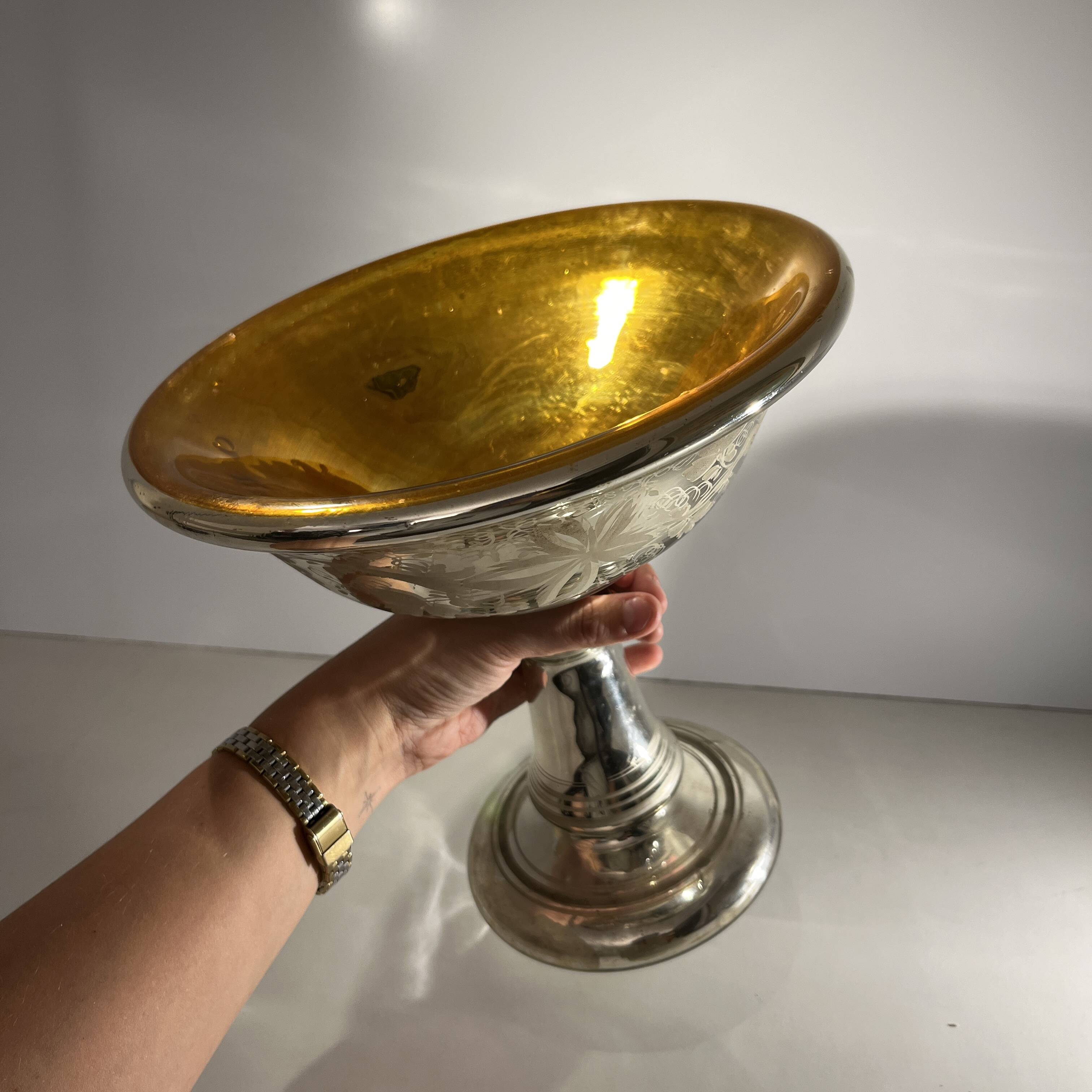 Cup in blown mercury and gilded glass called "sulfide", floral decoration engraved with