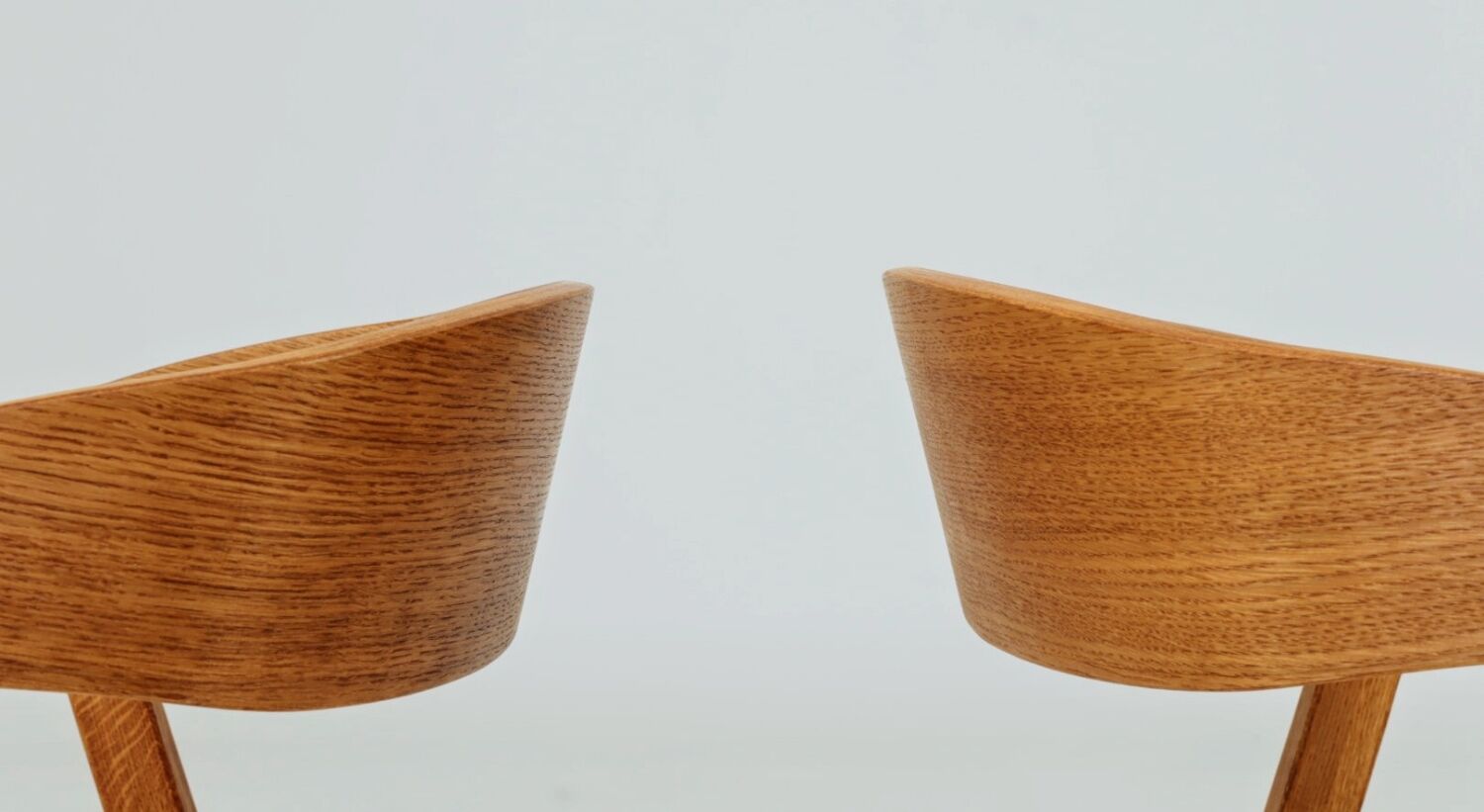 Set of 6 rustic oak wood dining chairs in safari beige.