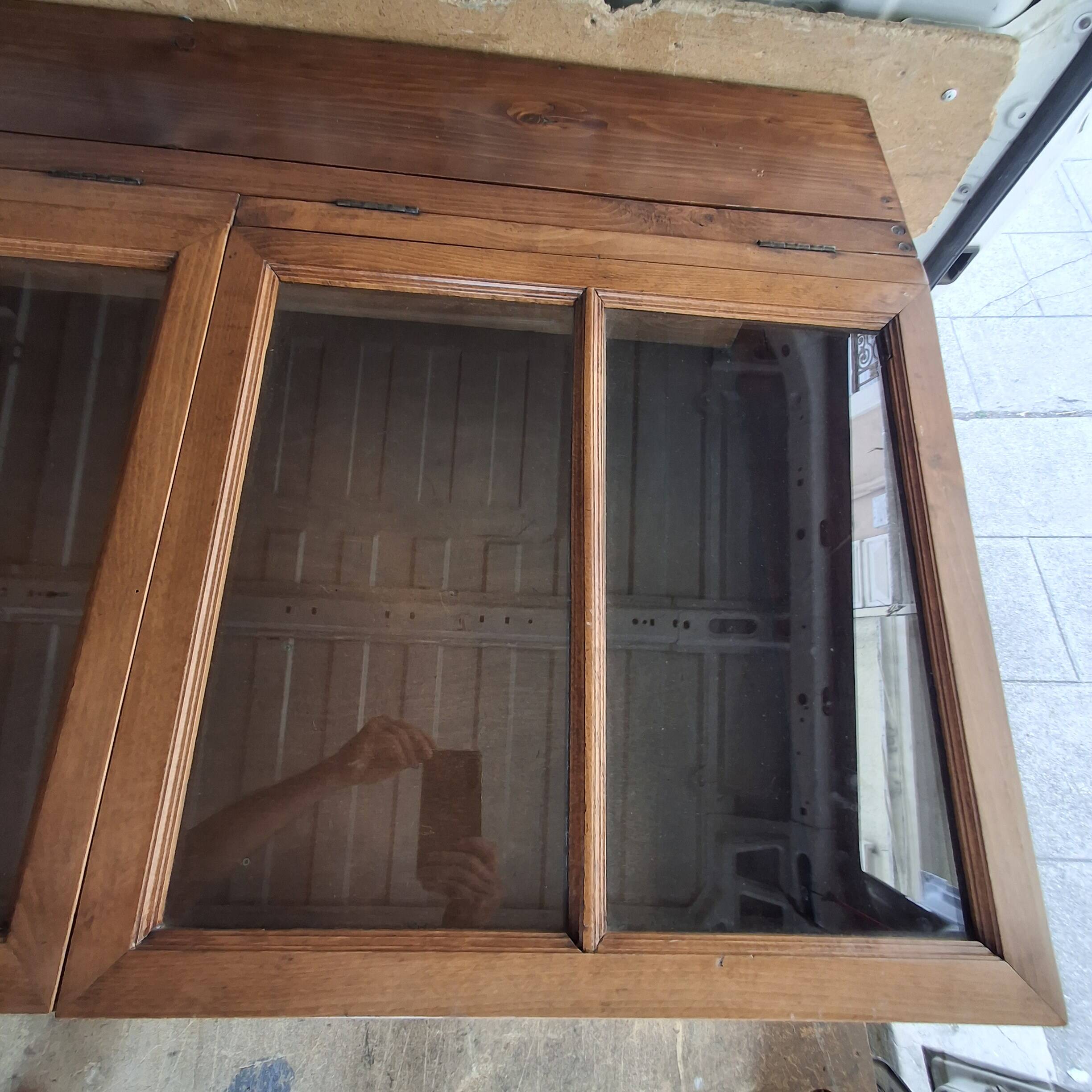 Ancienne vitrine de magasin.  Meuble de métier.