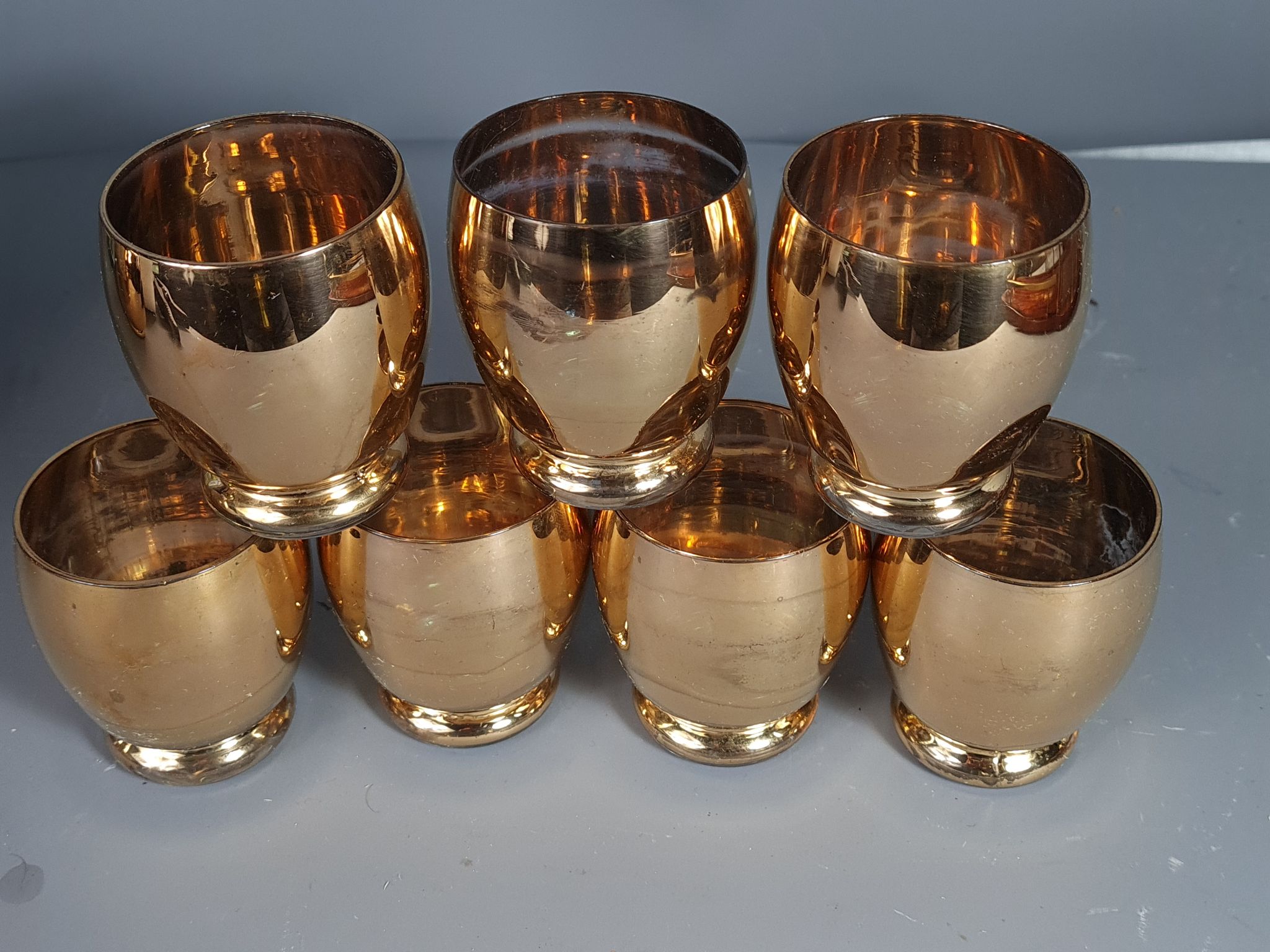 Alcohol service: bottle - 7 golden puffed glasses, vintage mahogany tray 50s sb