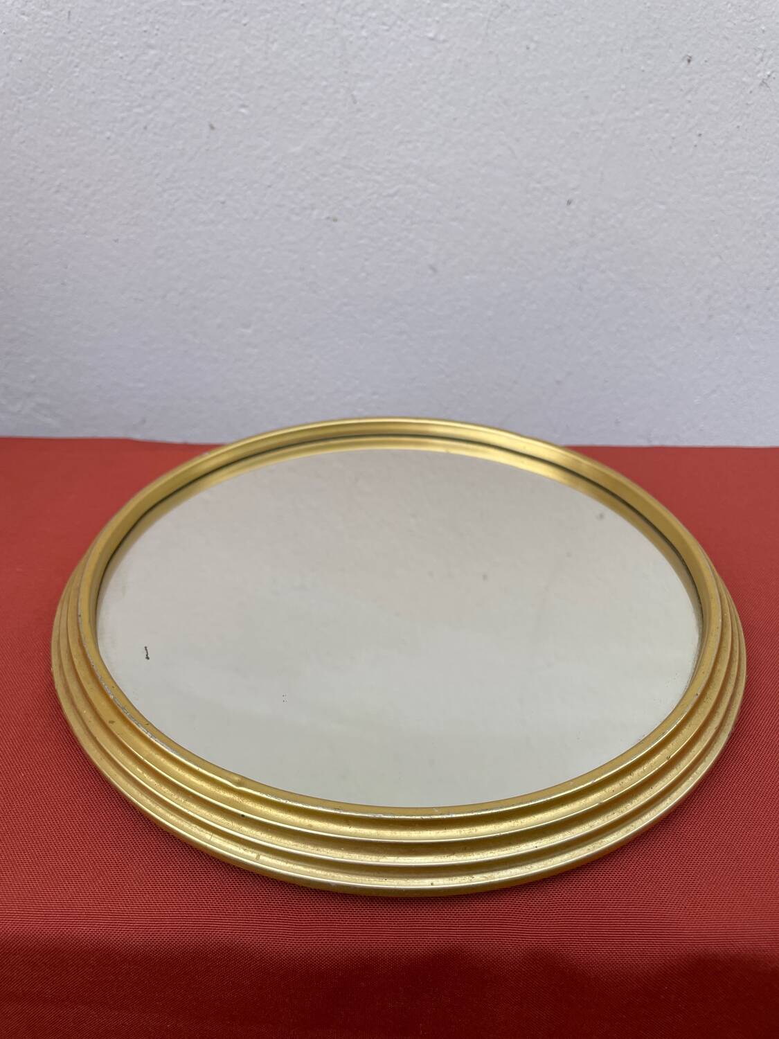 Round mirror in gold metal