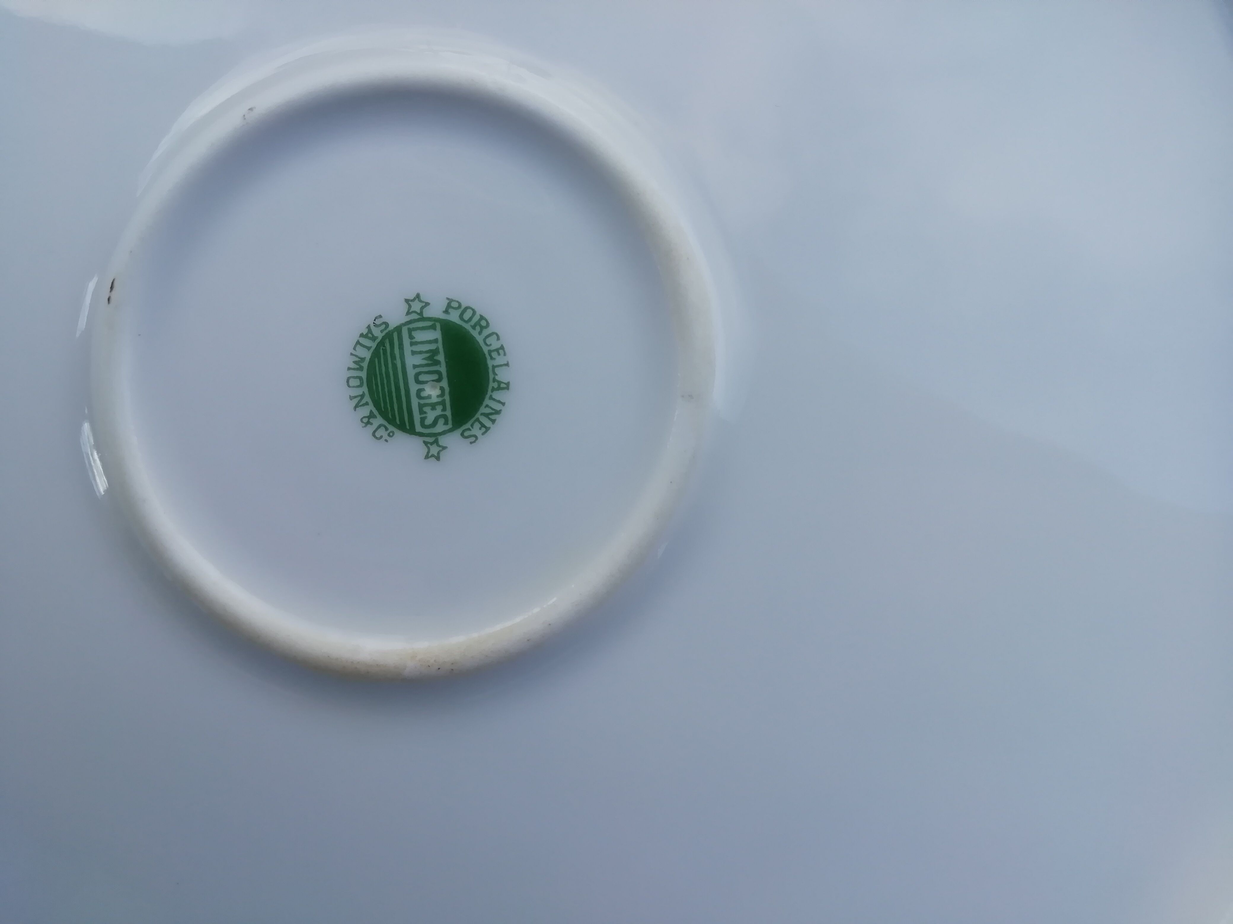 Round dish small roses