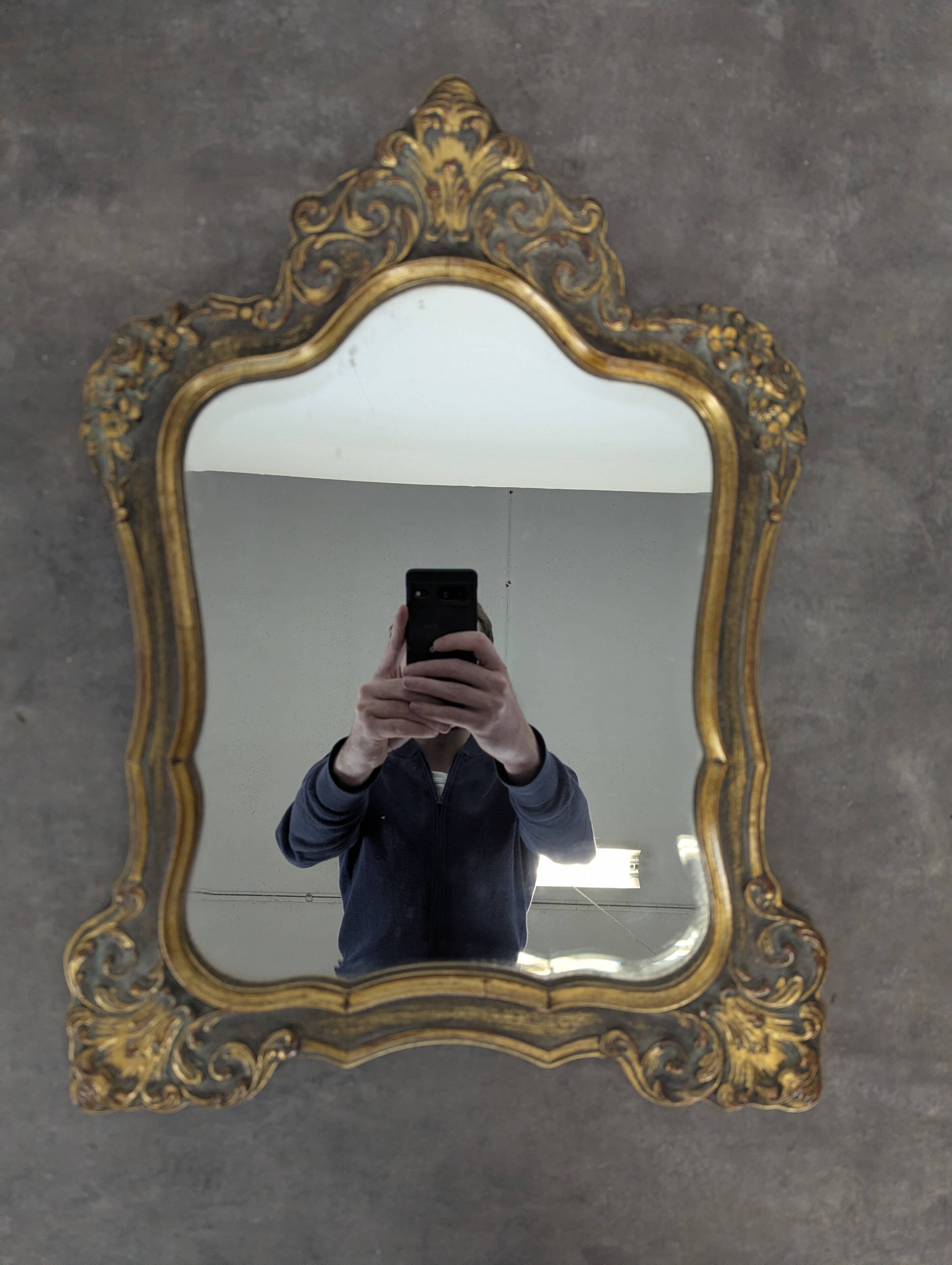Miroir Louis XV en bois doré à cartouche