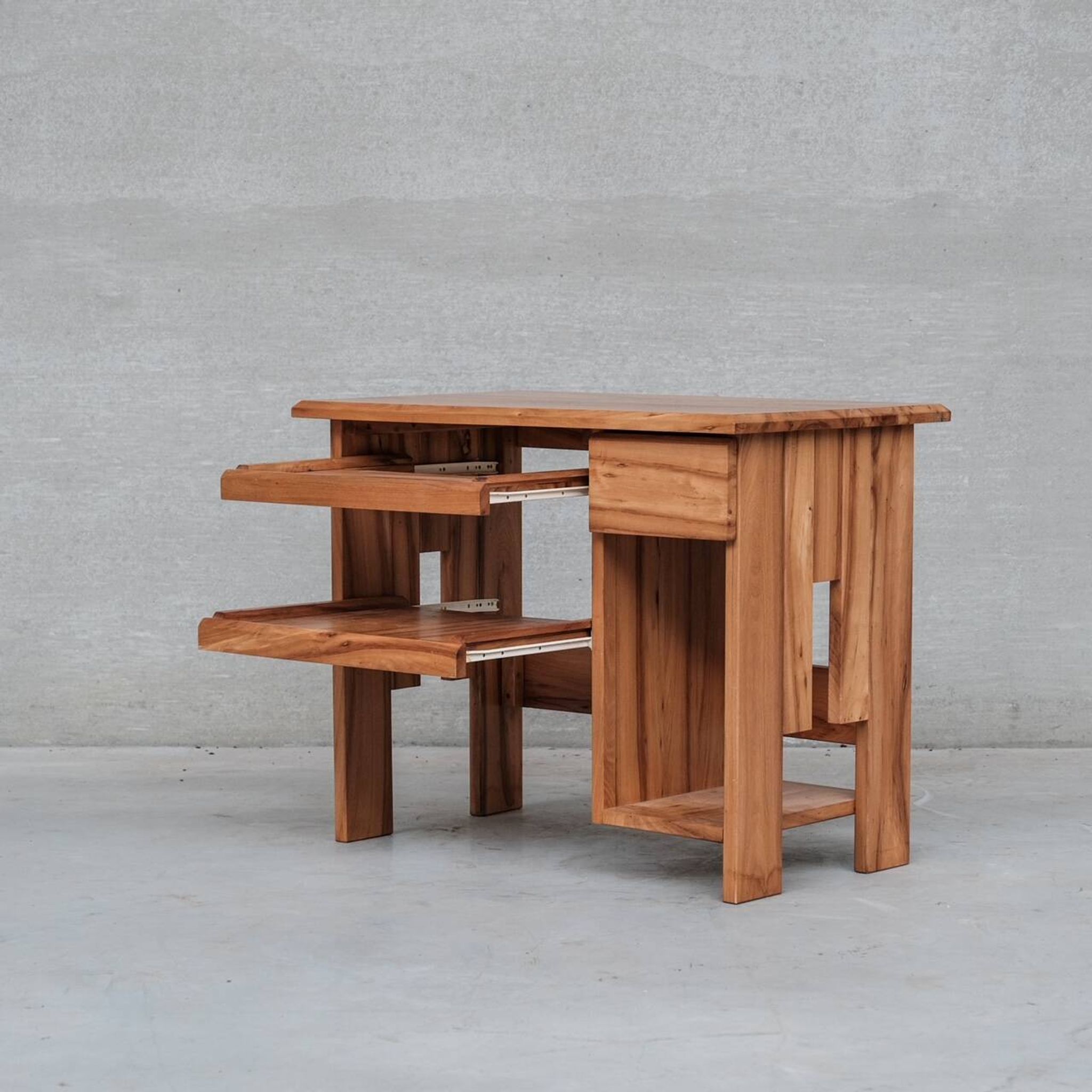 Petit bureau français du milieu du siècle en bois