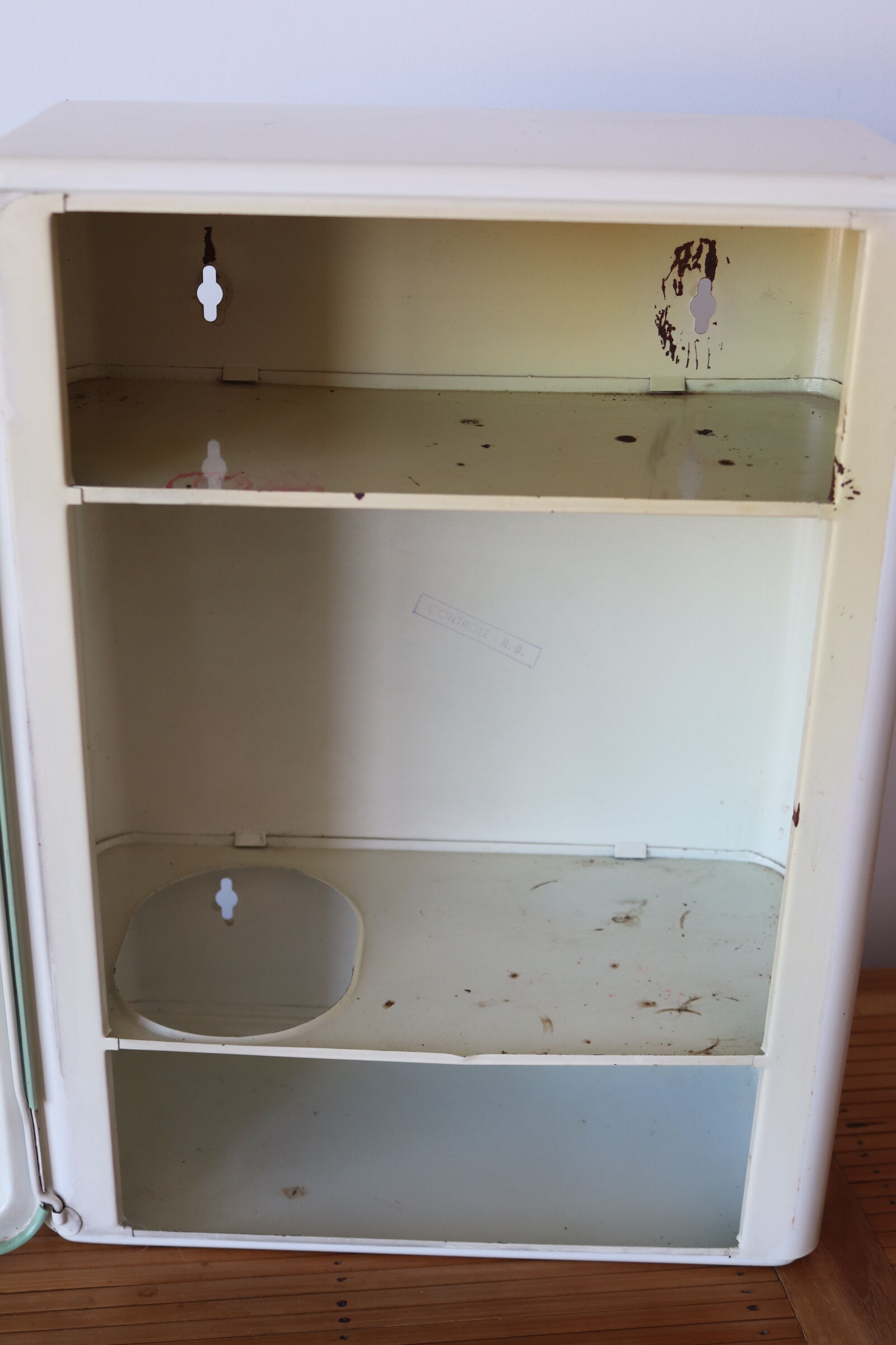 Wall-mounted medicine cabinet year 40