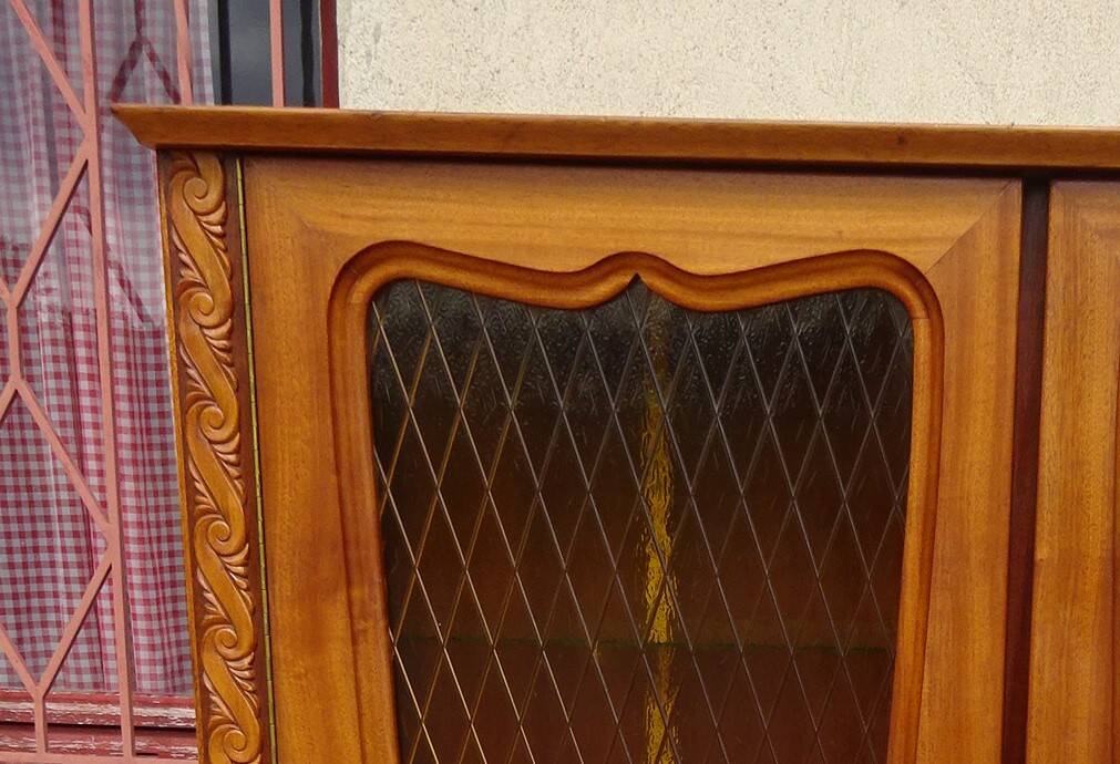 Bibliothèque en bois et verre