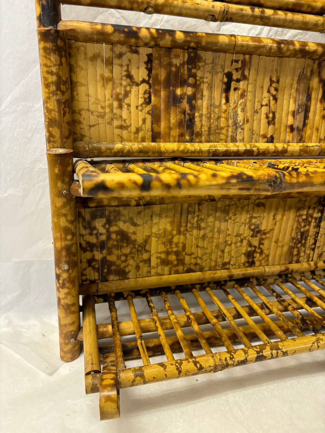 Foldable rattan shelf