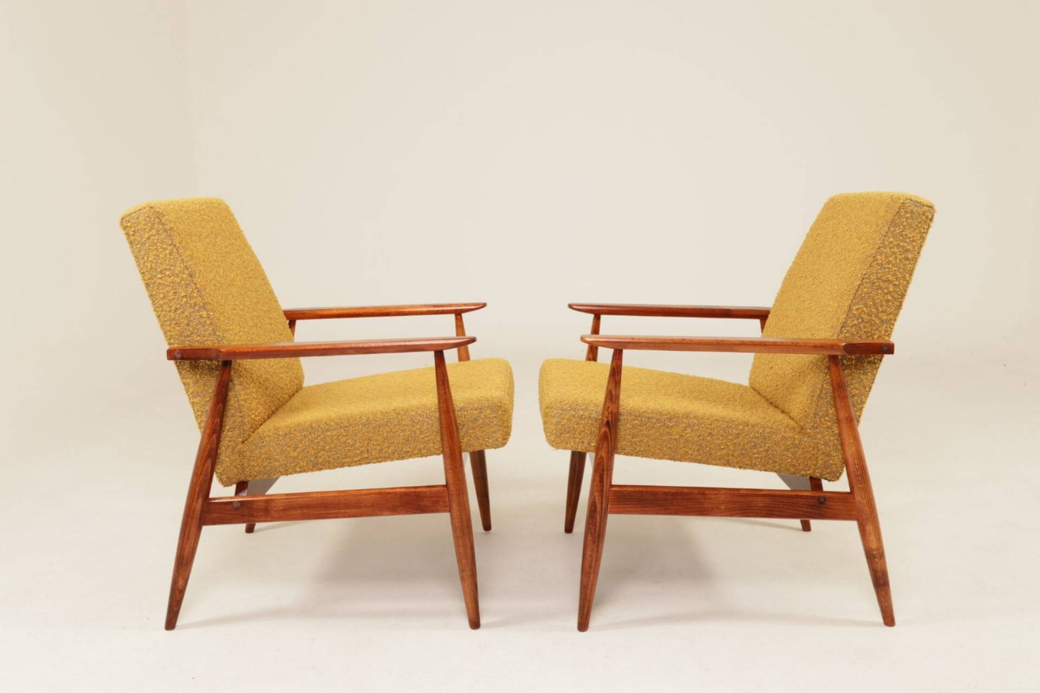 Deux chaises longues vintage en bouclée moutarde, design du milieu du siècle, 1960.