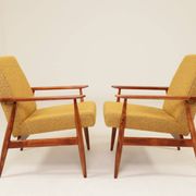 Deux chaises longues vintage en bouclée moutarde, design du milieu du siècle, 1960.