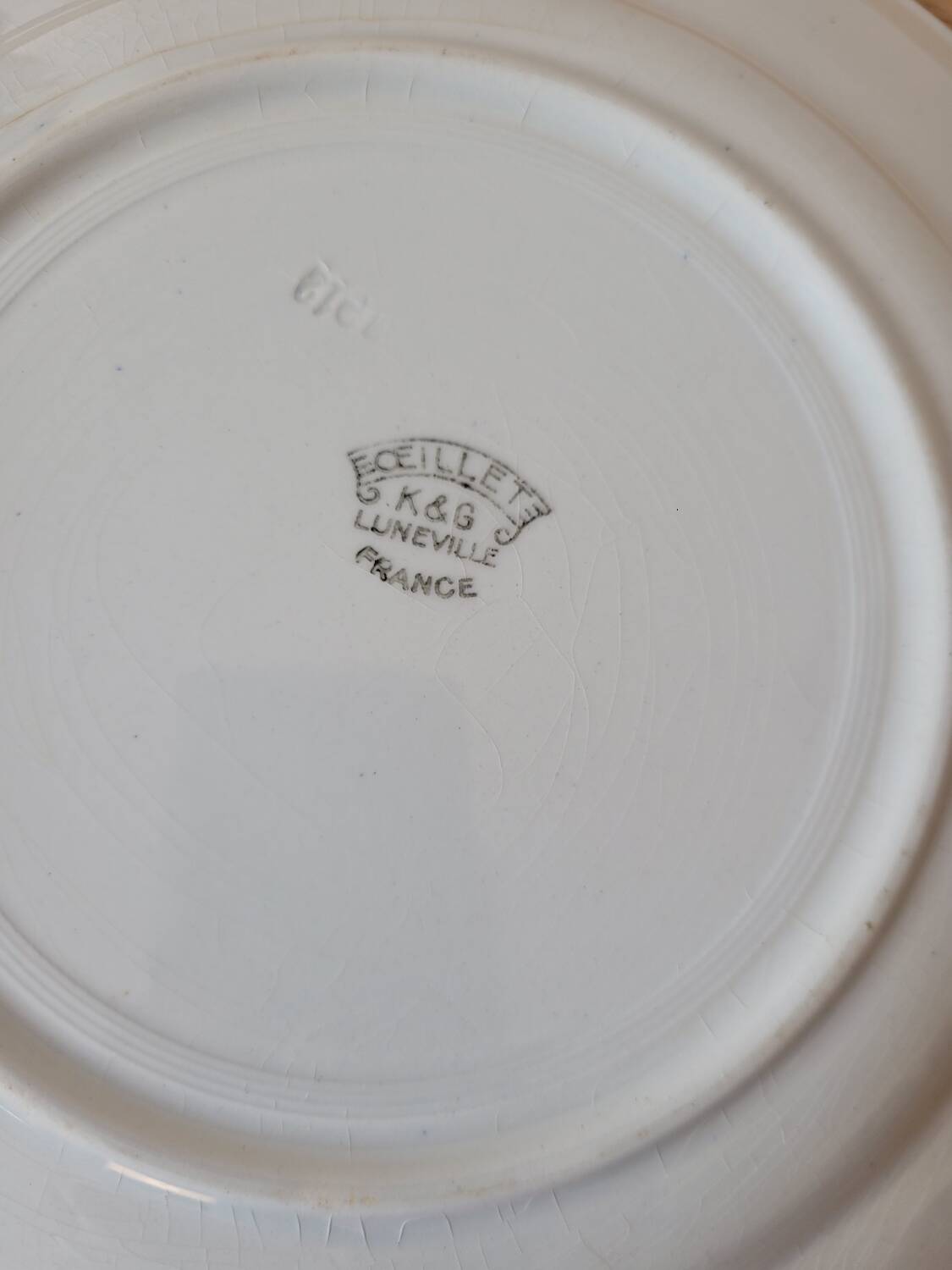 Large flat presentation plate Oeillet by K&G Luneville