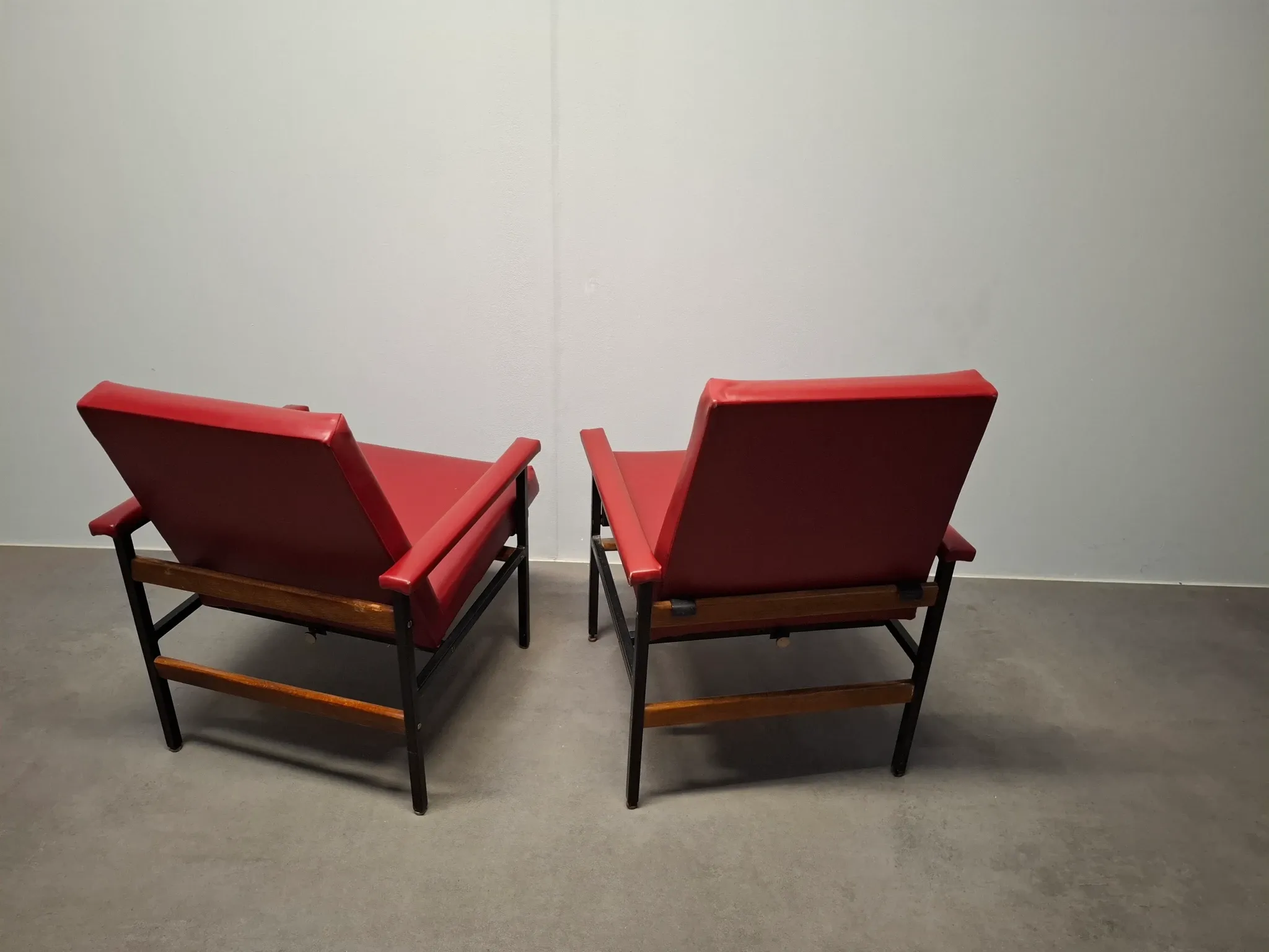 Ensemble de 3 fauteuils rouges de style mid-century moderne, Tchécoslovaquie, années 1970.