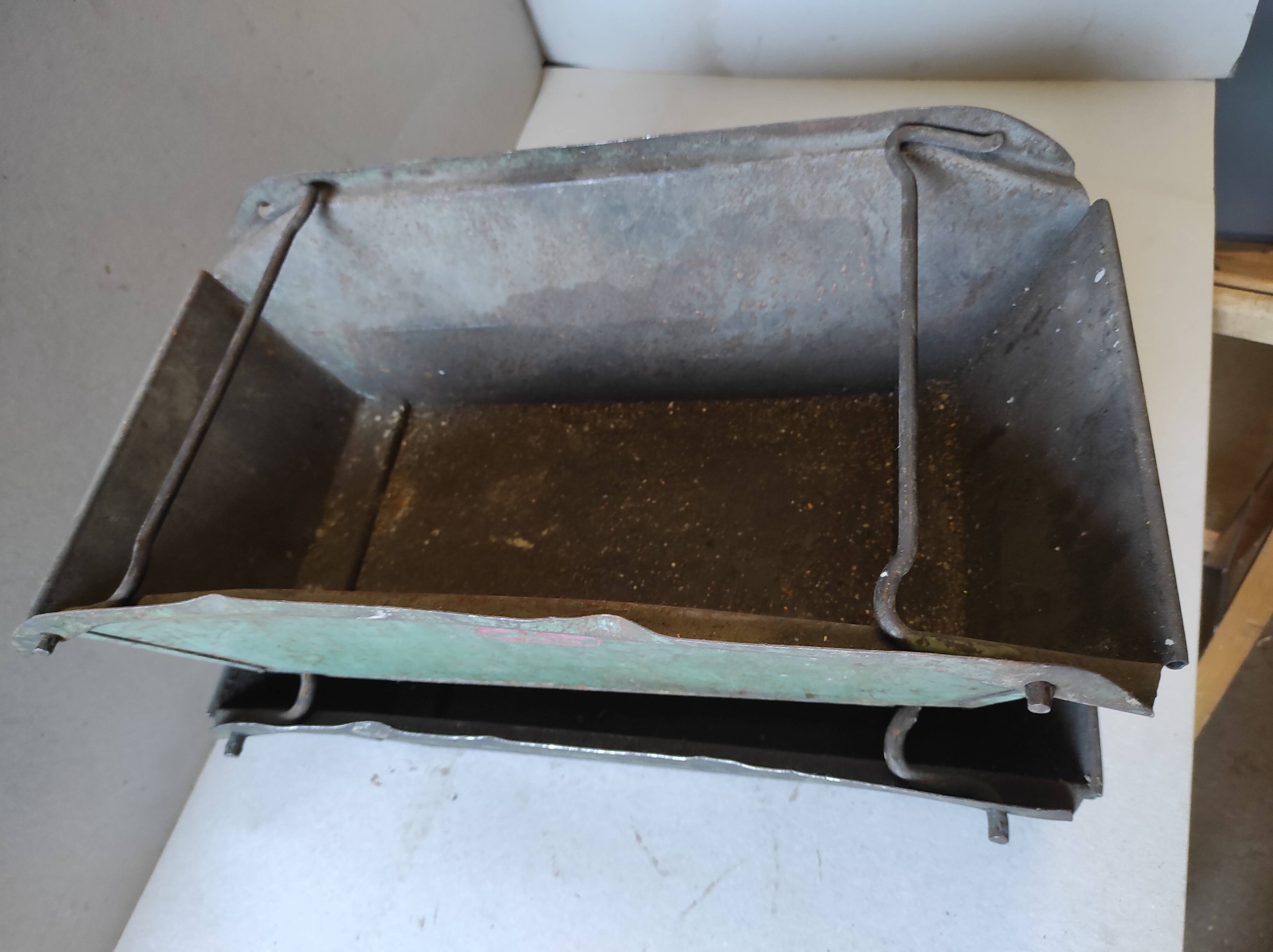 Old metal box of vintage industrial workshop Nestier