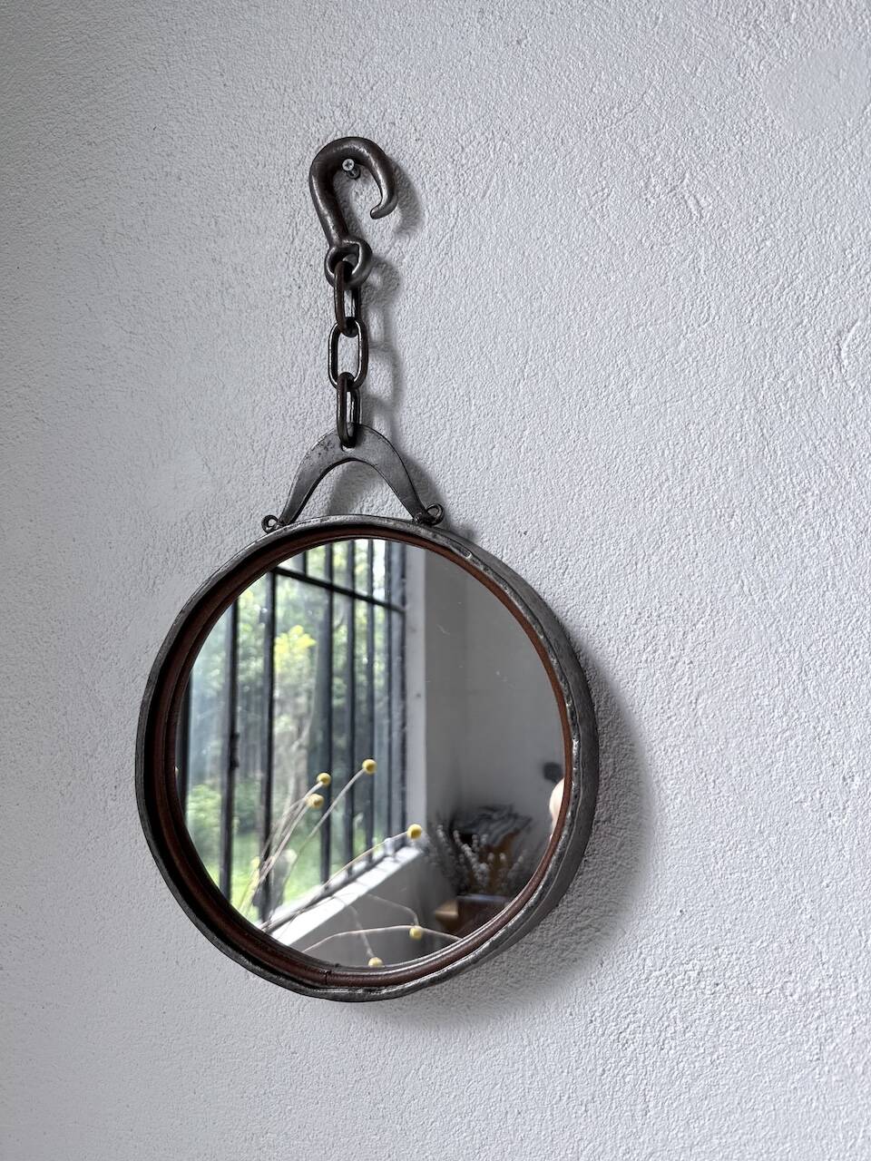 Miroir brutaliste métal et chaîne 1950