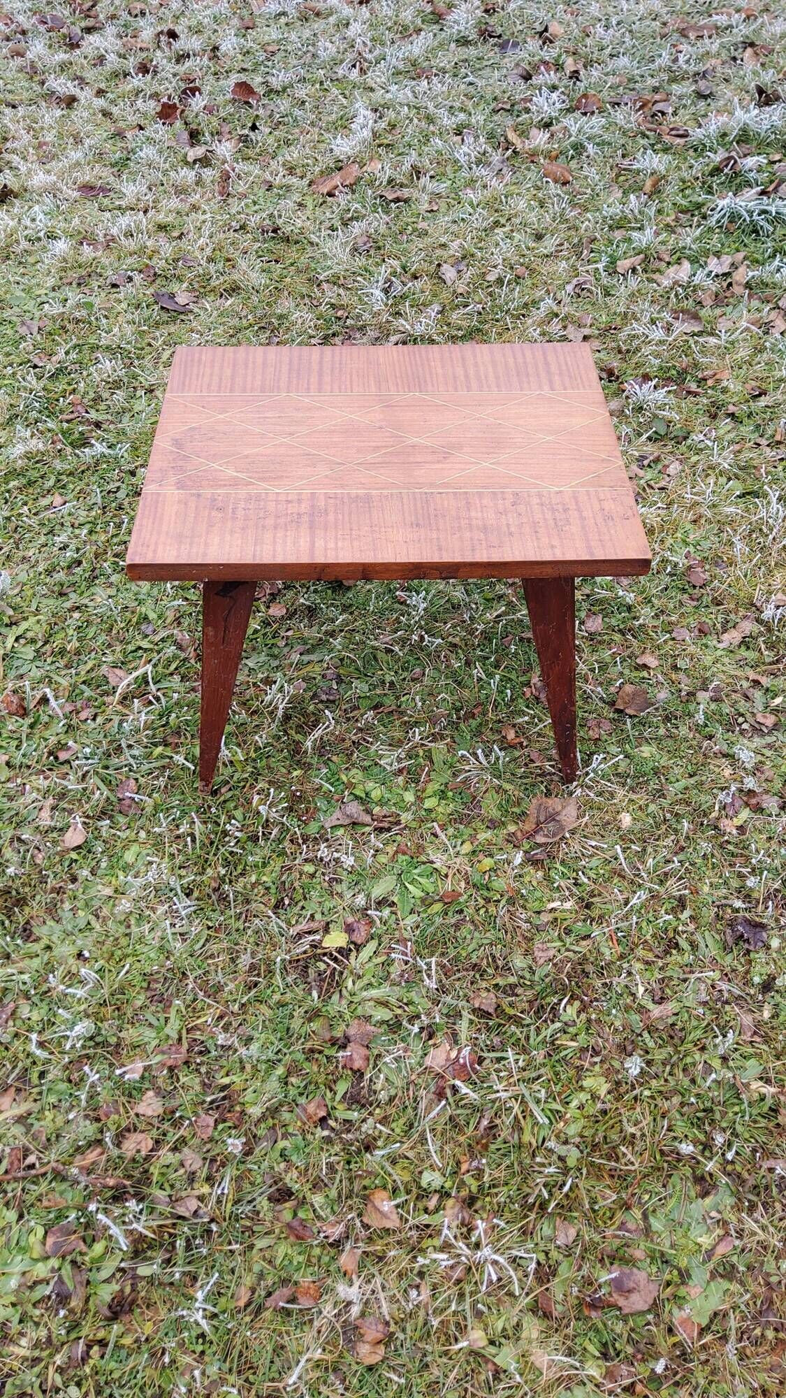 Coffee table of the 50s in blond mahogany inlaid compass feet