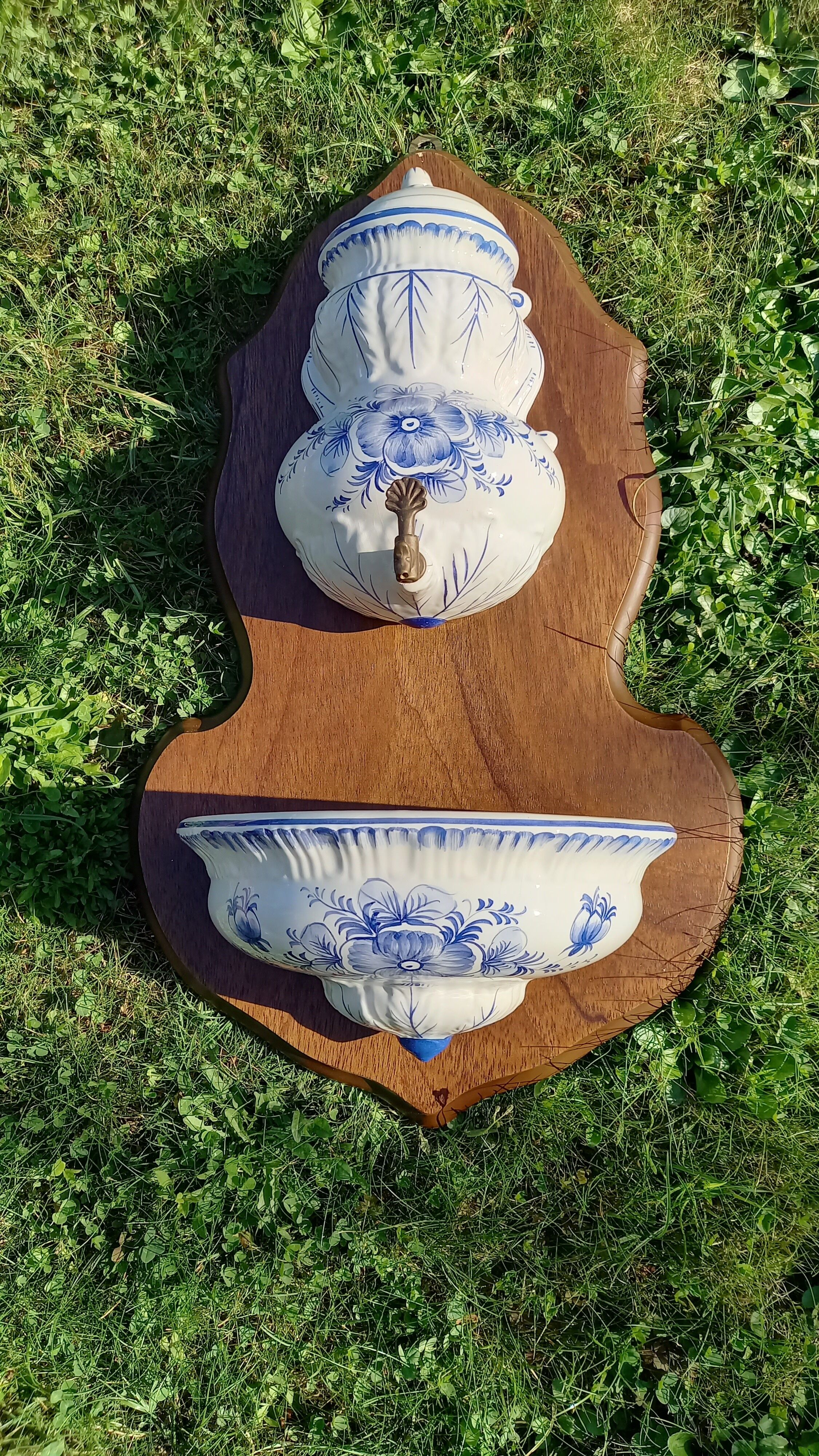 Decorated porcelain fountain