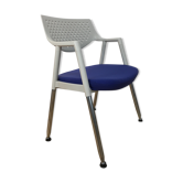 Chaise Vitra blanche et bleue