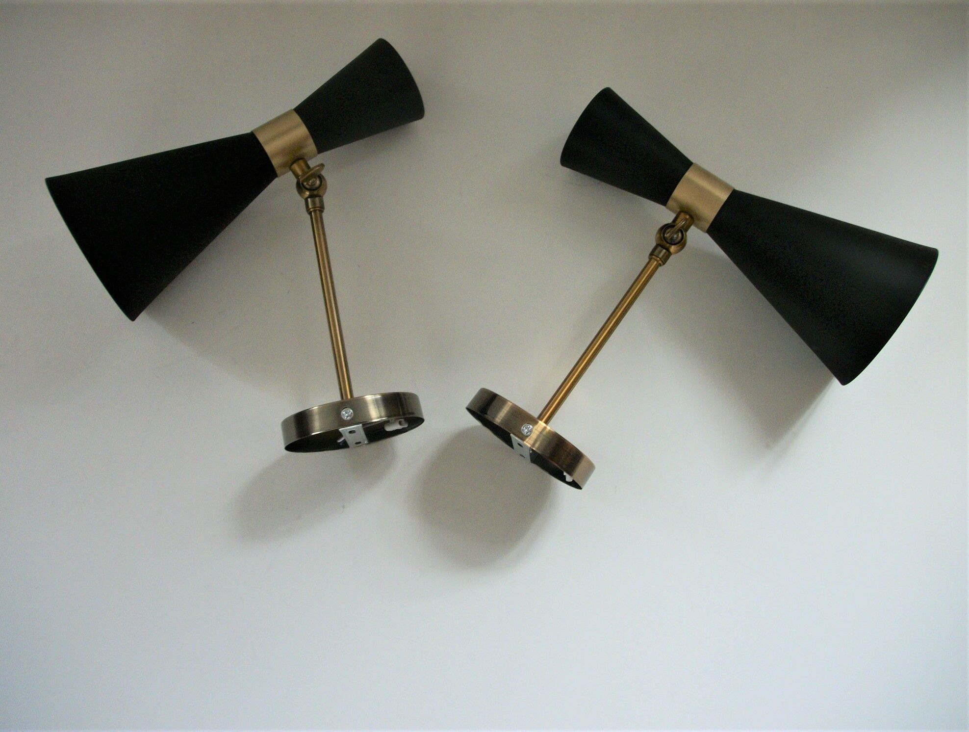 Pair of diabolo appliques