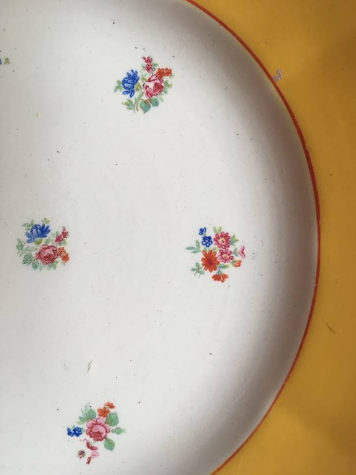 Set of eight plates desserten yellow green and red
