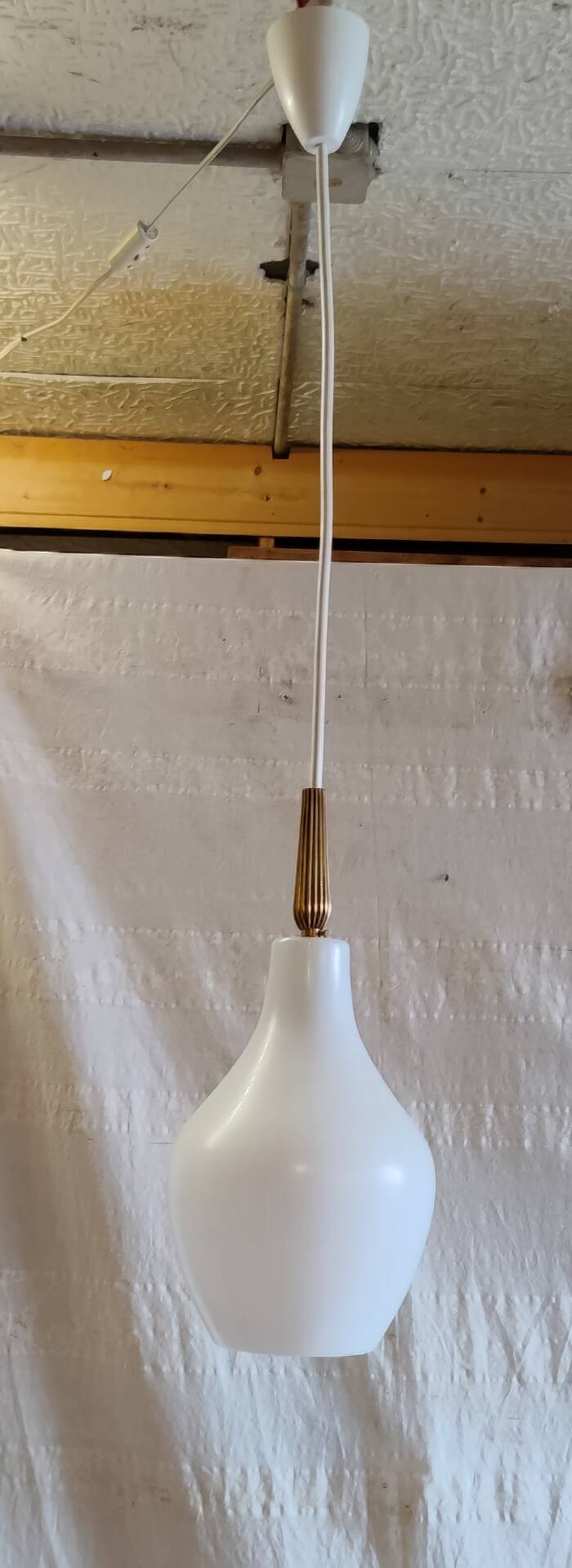Scandinavian suspension design in white glass and brass - 1950s/60s