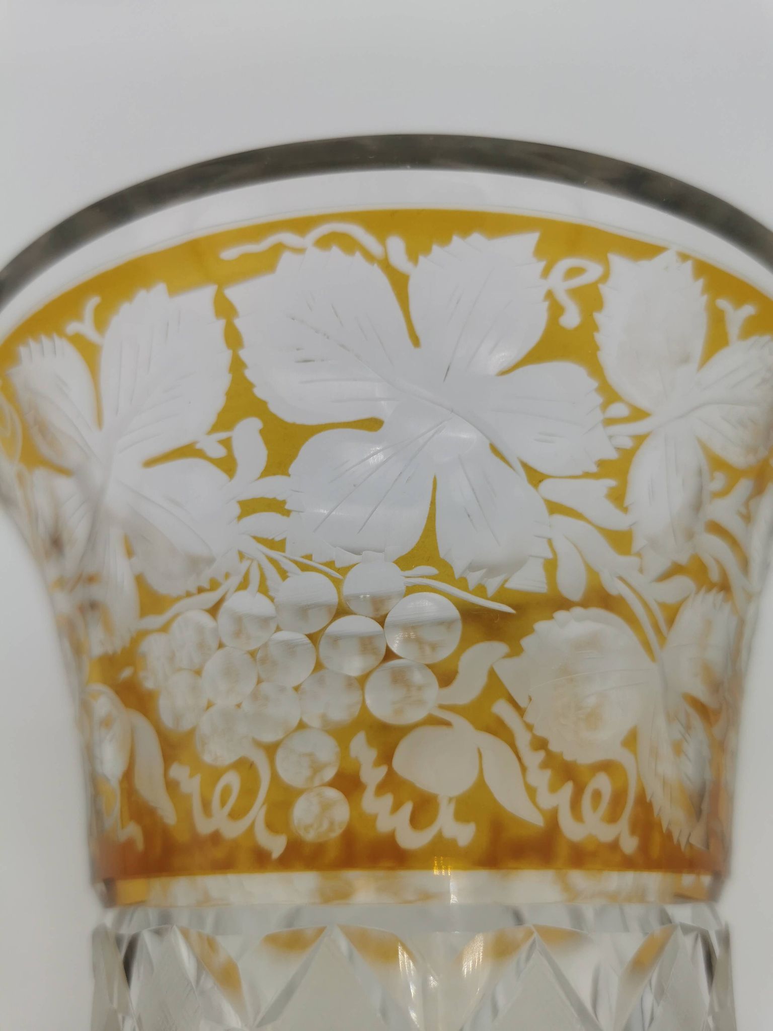 Vase en cristal de bohème jaune ambre