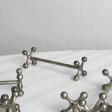 Ensemble de 11 porte-couteaux en métal.