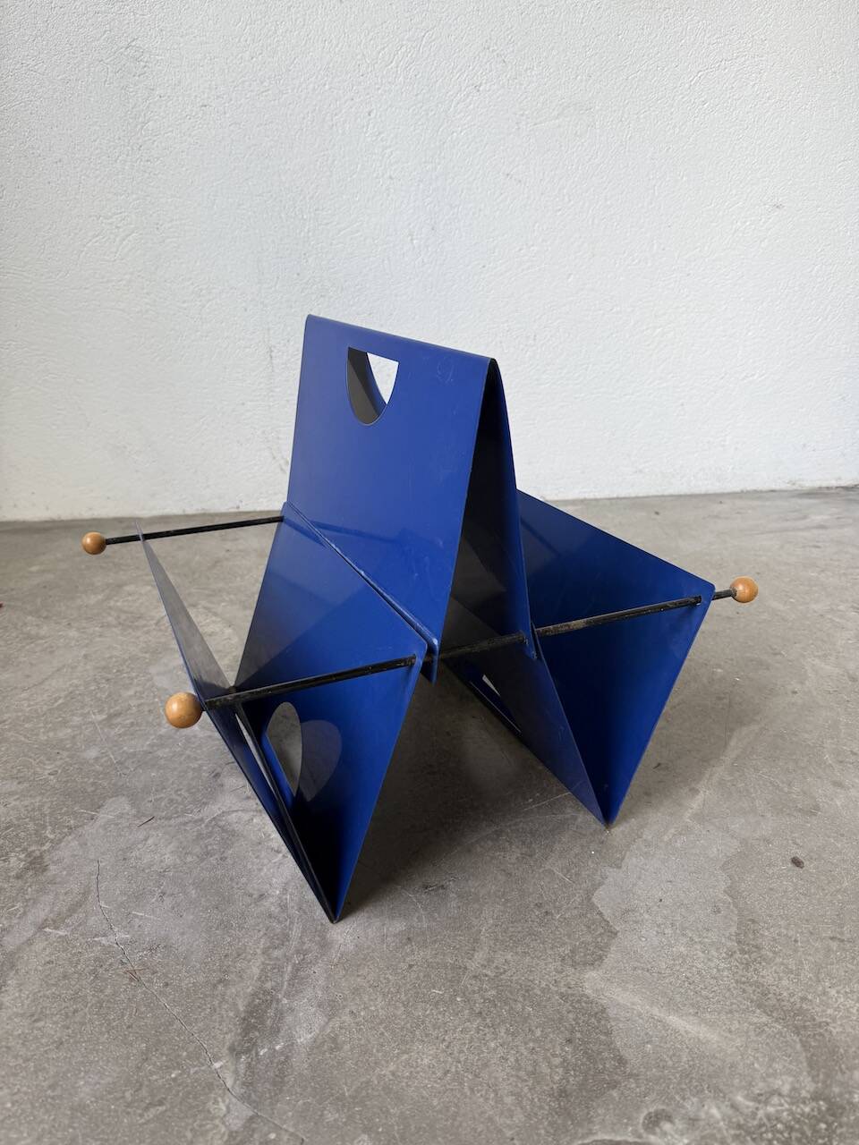 Memphis 80s Magazine Rack