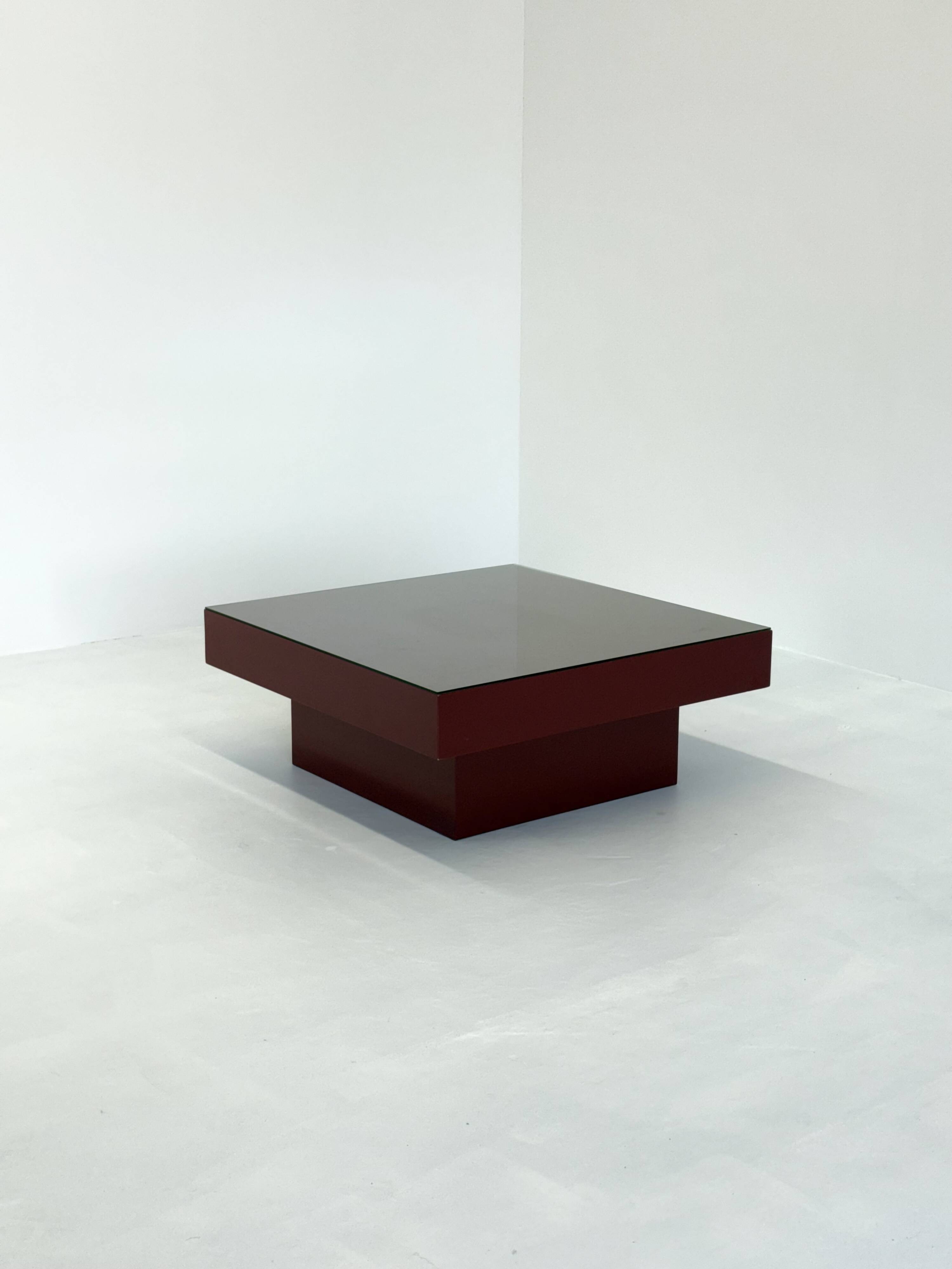 Table basse italienne rouge du milieu du siècle avec plateau en verre