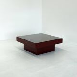 Table basse italienne rouge du milieu du siècle avec plateau en verre
